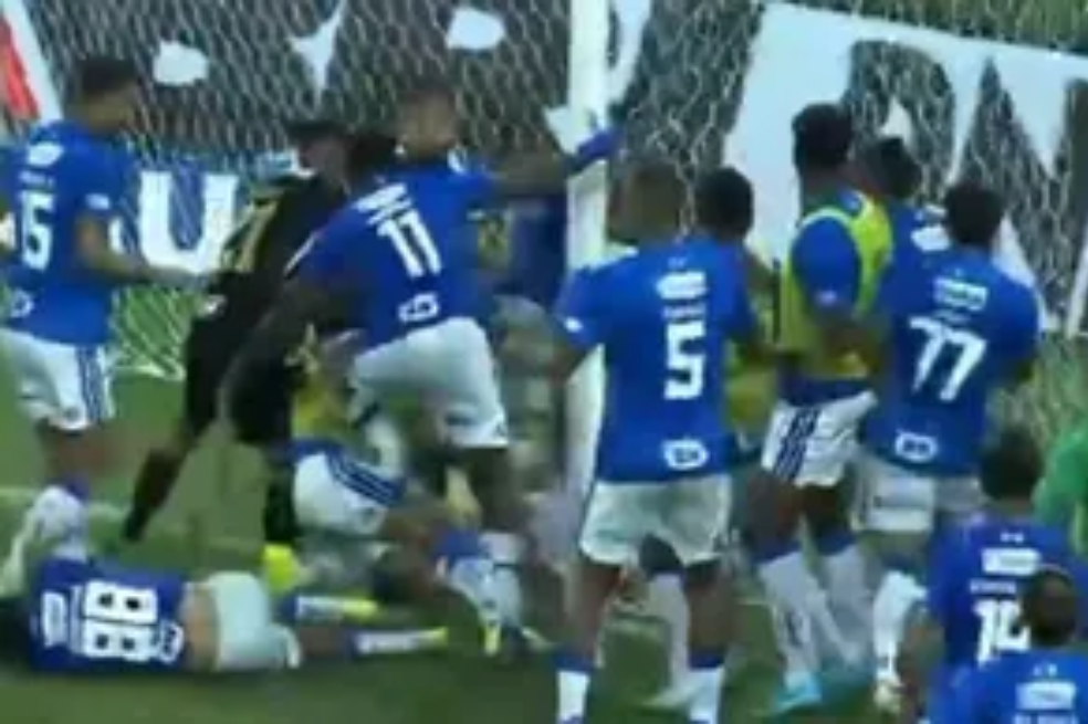 Captura de pantalla de la pelea entre jugadores de Cruzeiro y Atlético Mineiro. Christian (dorsal 88) yace en el suelo en medio del tumulto.