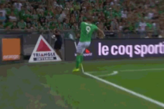 Brutal pelotazo de futbolista a un recogebolas