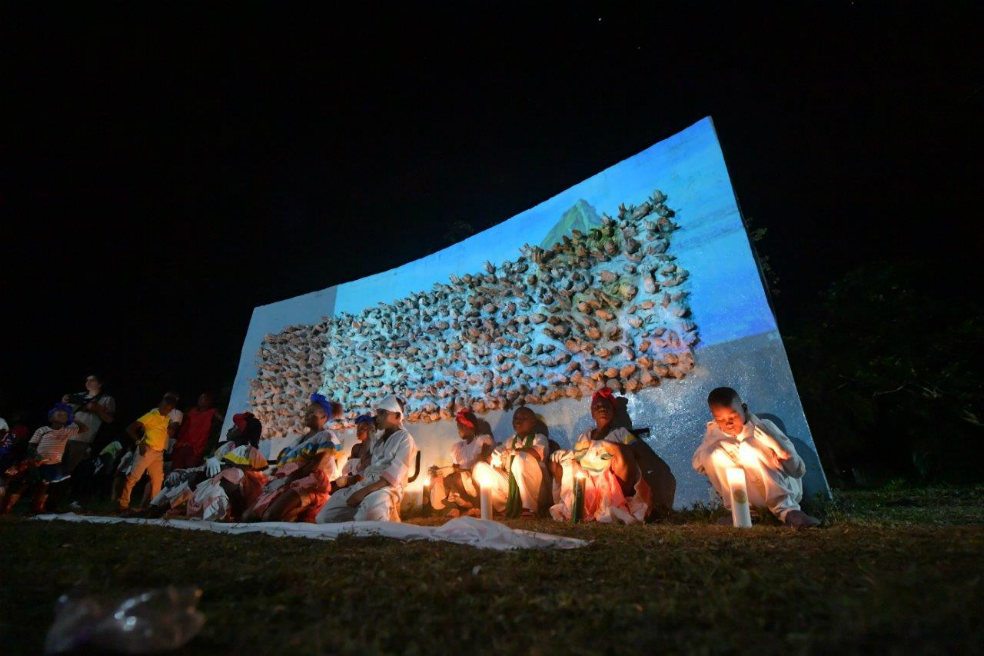 En el monumento de memoria de la comunidad de Nueva Vida se dan las gracias a las manos amigas que ayudaron a construir el lugar.Jose VargasEsto se suma a que las Autodefensas Gaitanistas de Colombia hacen fuerte presencia en el territorio, y han instalado “puntos” en las comunidades, es decir, personas que vigilan todo lo que sucede. “Las comunidades tienen prohibido expresarse, manifestar qué está pasando, porque estas personas no quieren que salga a la luz que ellos están en el territorio. Acá en el territorio de la cuenca del Cacarica tienen un control prácticamente del 95%”, dice Rosero. Esto se traduce en reclutamiento de niños y jóvenes, acoso a mujeres y niñas y ofrecimientos a las comunidades para apoyar cualquier proyecto productivo que deseen, con tal de que ellos sigan controlando.