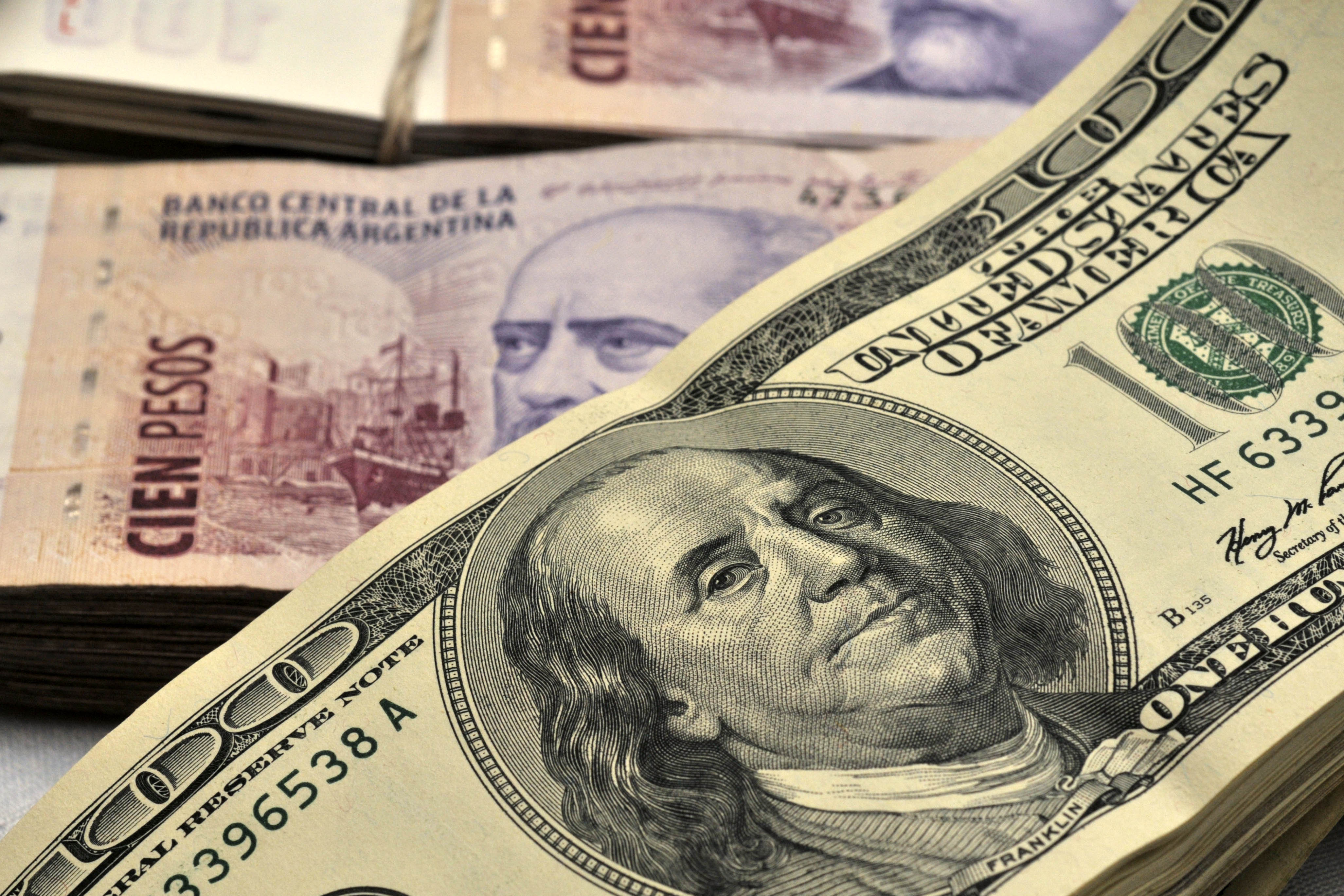 La diferencia en el valor del dólar oficial y el precio en el circuito informal, lo que se conoce como brecha cambiaria, se redujo drásticamente luego de que Mauricio Macri, decidiera dar por terminado el cepo. / Bloomberg News