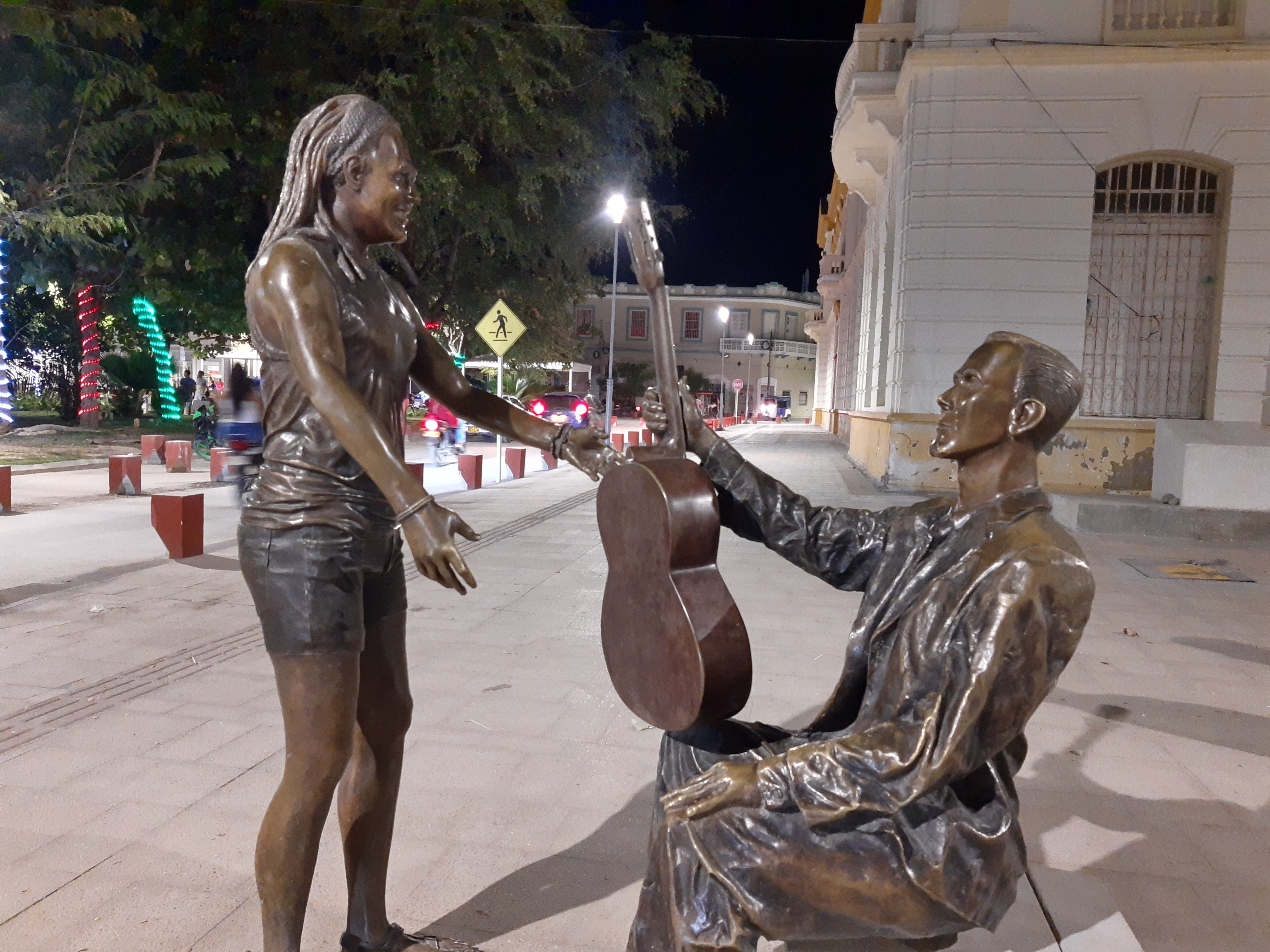 La escultura de Carlos Vives con Guillermo Buitrago de la que se ha hablado tanto, está en el centro de Ciénaga.