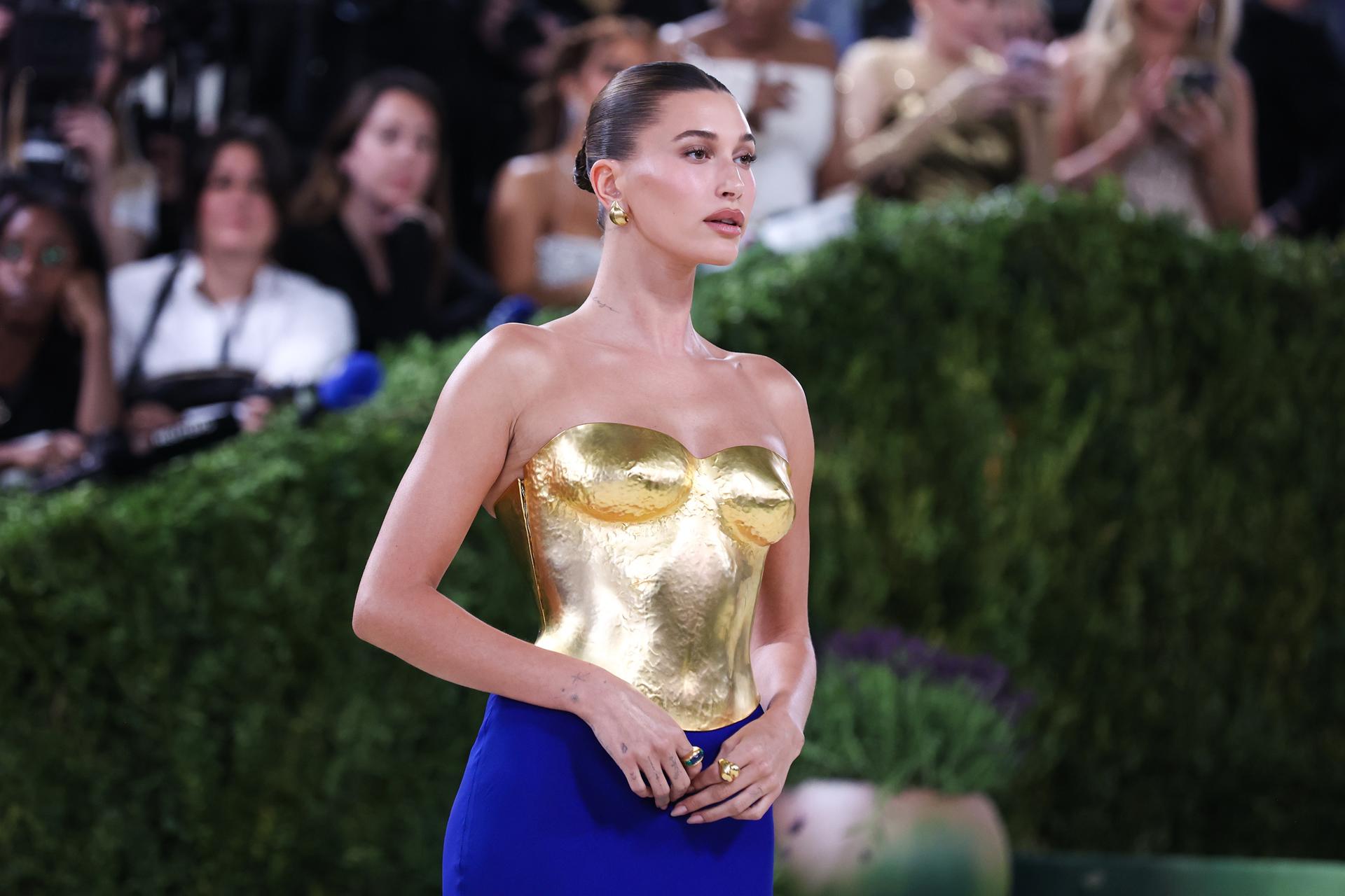 NEW YORK (United States), 05/05/2026.- US model Hailey Bieber poses on the red carpet for the 2026 Met Gala, the annual benefit for the Metropolitan Museum of Art's Costume Institute, in New York, New York, USA, 04 May 2026. The event coincides with the Met Costume Institute's spring 2026 exhibition 'Costume Art' which will be on view from 10 May 2026 through 10 January 2027. (Nueva York) EFE/EPA/SARAH YENESEL
