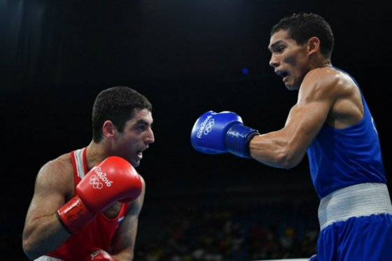 Ceiber Ávila (azul) perdió en cuartos ante Misha Aloian. Foto: AFP