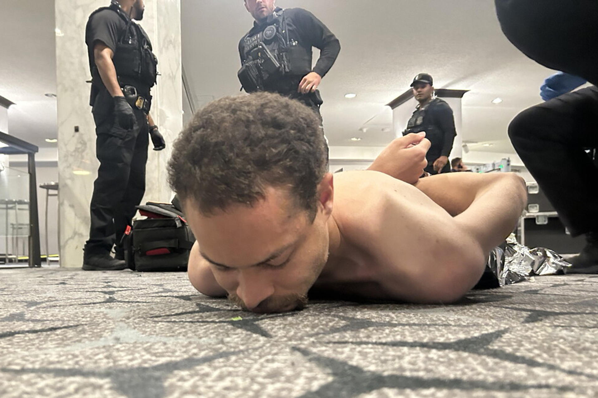 Sospechoso enfrenta cargos por intentar asesinar a Trump tras tiroteo en gala de medios