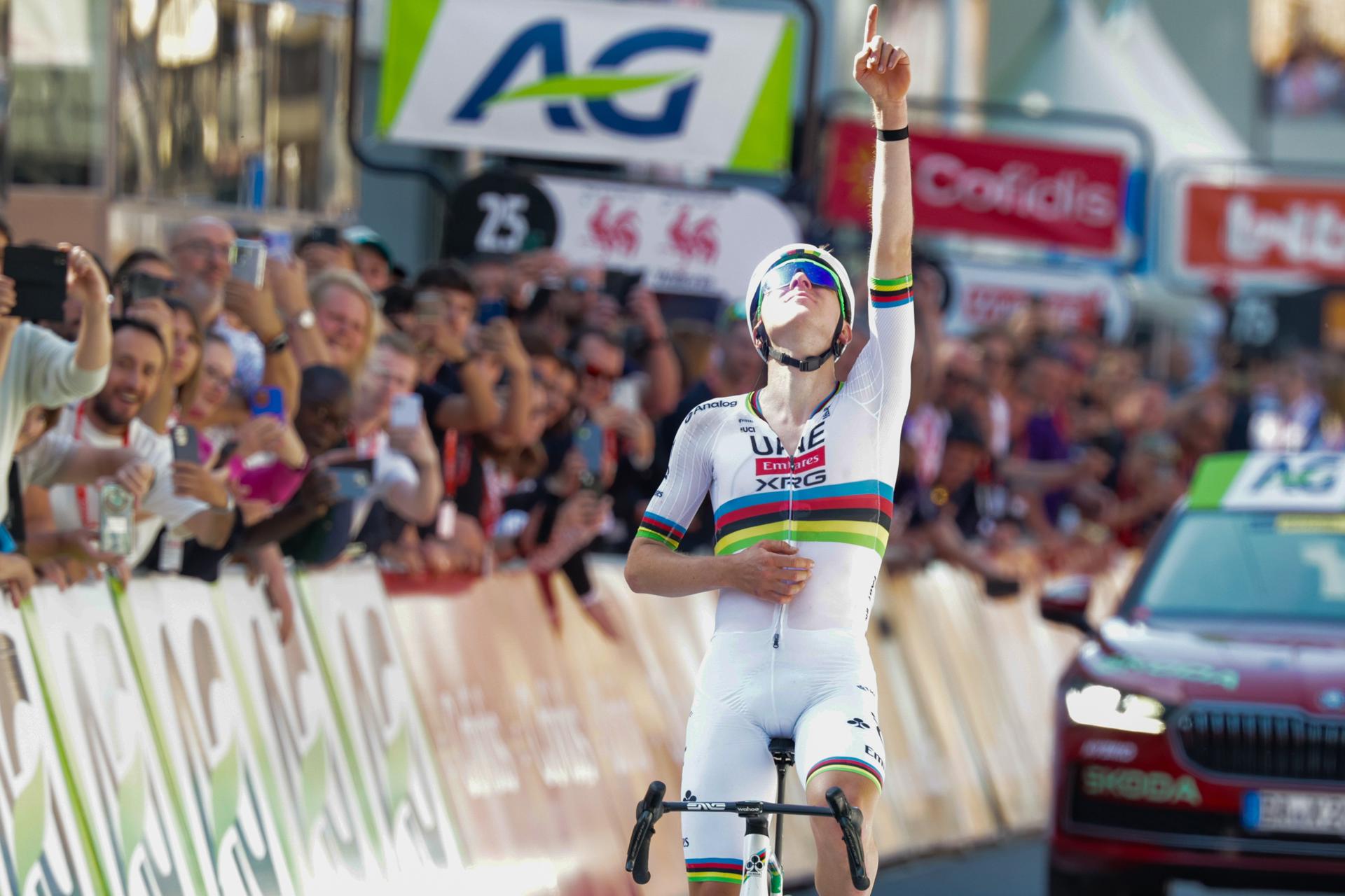 LIEGE (Belgium), 27/04/2025.- Slovenian cyclist Tadej Pogacar of UAE Team Emirates XRG celebrates winning the Liege Bastogne Liege cycling classic race over 252km, in Liege, Belgium, 27 April 2025. (Ciclismo, Bélgica, Lieja) EFE/EPA/OLIVIER MATTHYS
