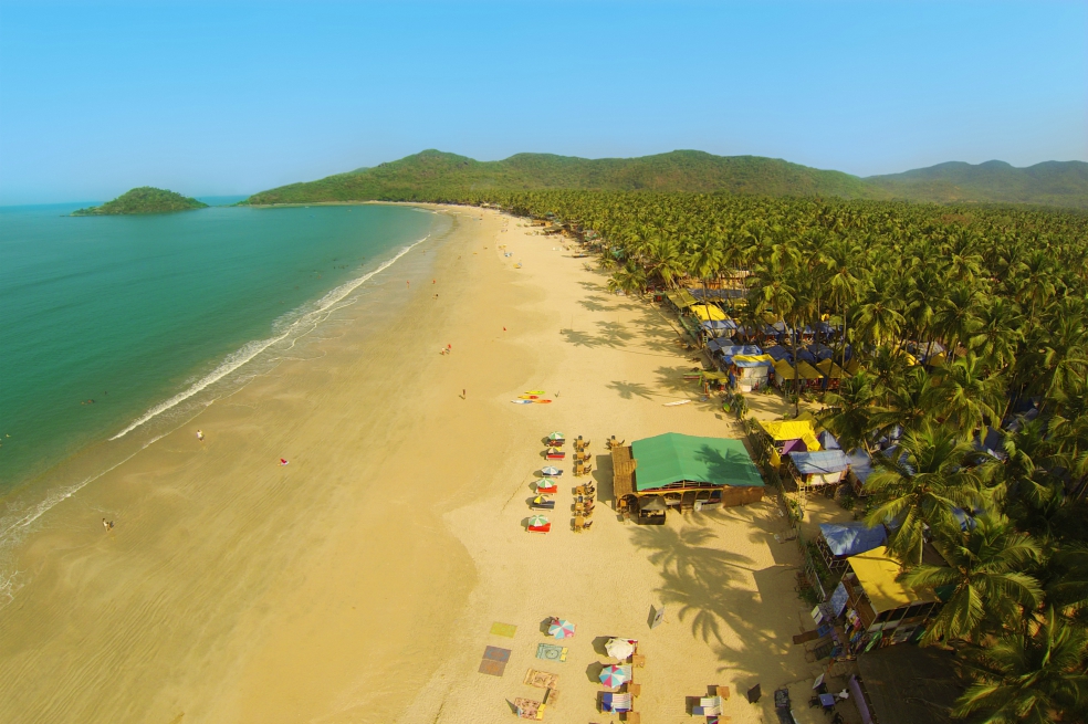 Vista panorámica de la playa de Mandrem.Getty ImagesSon muchas las playas para conocer en Goa, la mejor forma de hacerlo es en scooter, por tan solo 200 rupias al día ($9.500) se puede andar sin problemas. Hay que tener precaución porque se conduce en sentido contrario.