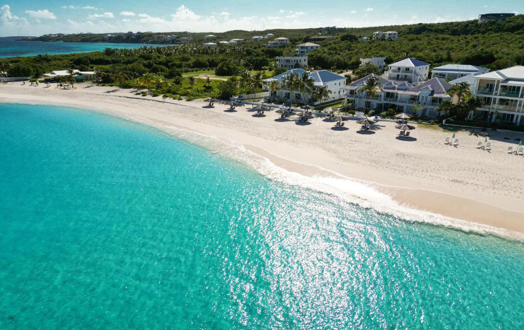 Shoal Bay East, en Anguilla es una de las playas más emblemáticas del Caribe. Con su extensa franja de arena blanca, aguas cristalinas y un ambiente relajado entre palmeras y bares de playa, ofrece la esencia de un paraíso tropical sin las multitudes de otros destinos. Sus olas suaves y su fondo arenoso la convierten en un lugar ideal para nadar y practicar snorkel cerca de los arrecifes coralinos.