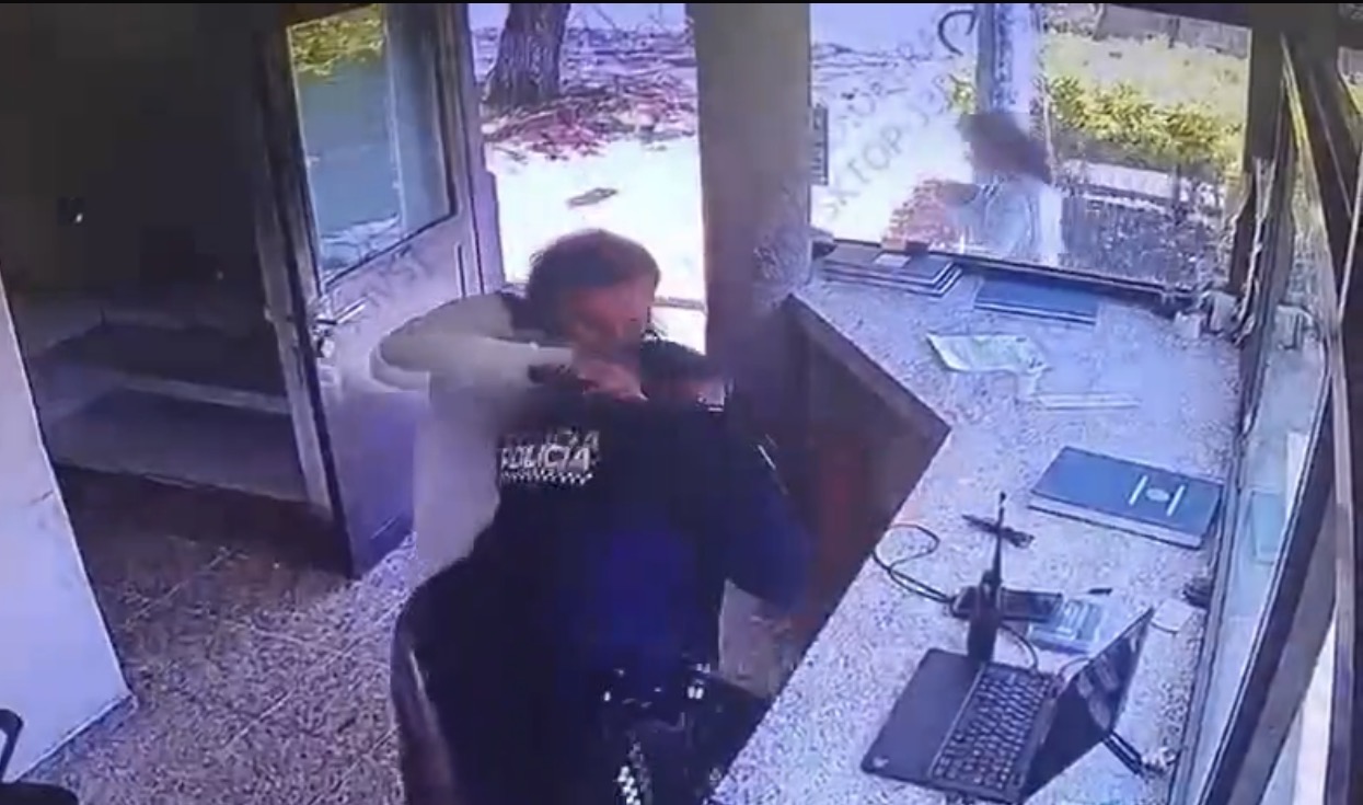 Hombre atacó con cuchillo a policía en CAI Galán y murió tras la reacción del oficial