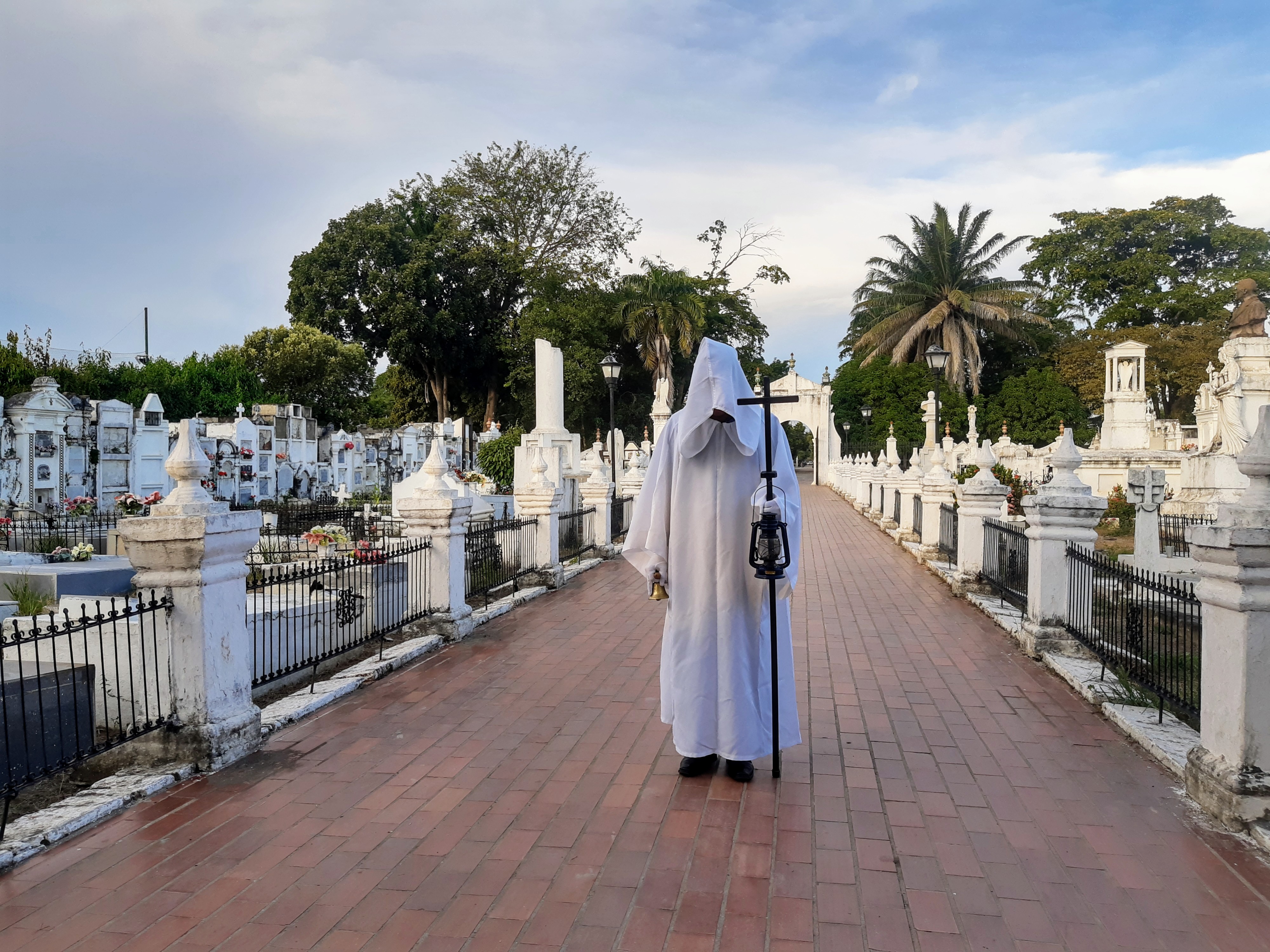El Animero, un persona muy importante para las tradiciones históricas y culturales de Mompox, se puede conocer con Covadonga Tours.