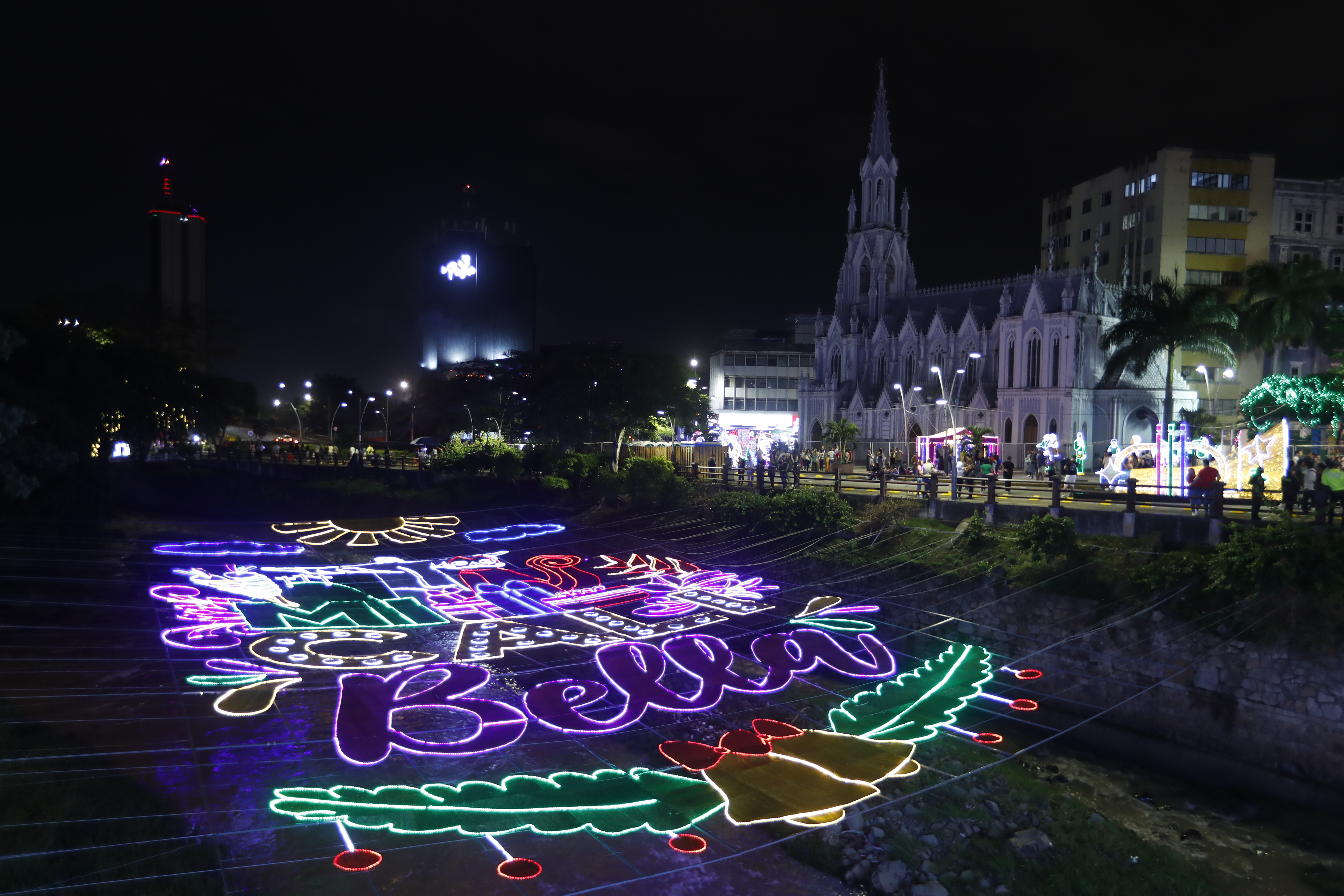 AME2564. CALI (COLOMBIA), 06/12/2023.- Fotografía que muestra el alumbrado navideño hoy en Cali (Colombia). El tradicional Bulevar del Río Cali es el lugar escogido para que los caleños y visitantes, disfruten con las luces que adornan este espacio, con figuras alusivas a la salsa. EFE/Ernesto Guzmán