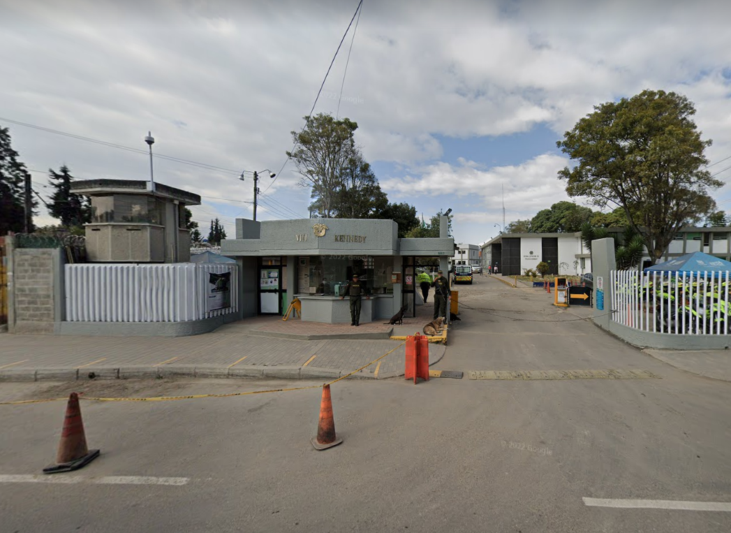 Autoridades buscan a tres detenidos tras una fuga en la estación de Policía de Kennedy