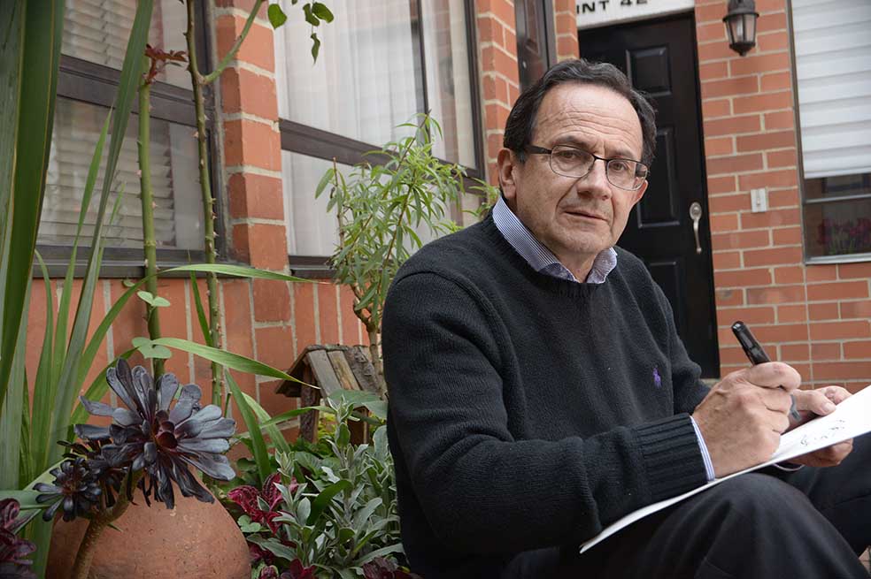 Rubén Darío Bustos nació en Albán, Cundinamarca, estudió sociología y cree que ésta le dio las herramientas para la construcción conceptual de sus dibujos. /Pamela Aristizábal - El Espectador