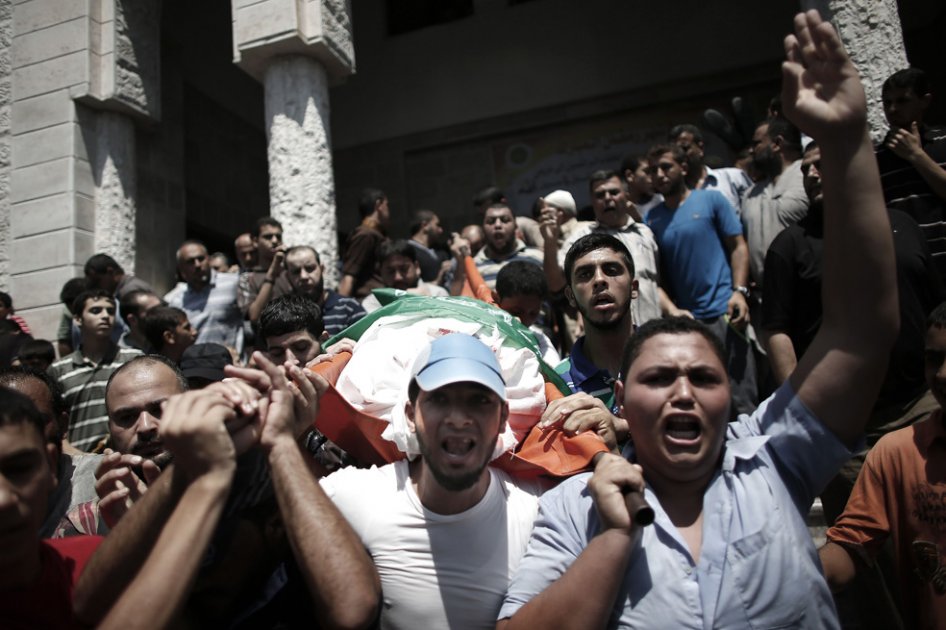 Palestinos trasladan el cuerpo de la esposa de uno de los máximos líderes de Hamás, Mohammed Deif. / AFP