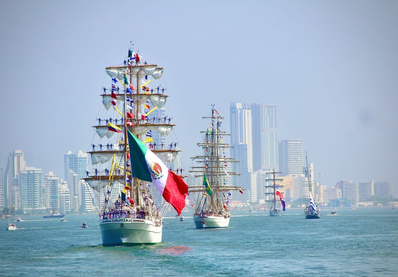 21 cañonazos marcaron el inicio de la gran parada naval que comenzó en horas de la mañana del 22 de mayo.
