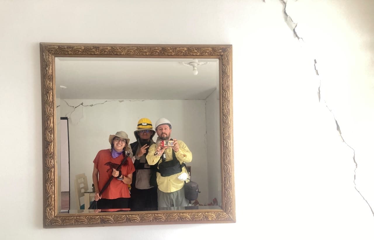 Laura Betancur y dos de sus compañeros que viajaron a Pereira para buscar vida en los escombros con su oído entrenado para escuchar lo que nadie más puede.