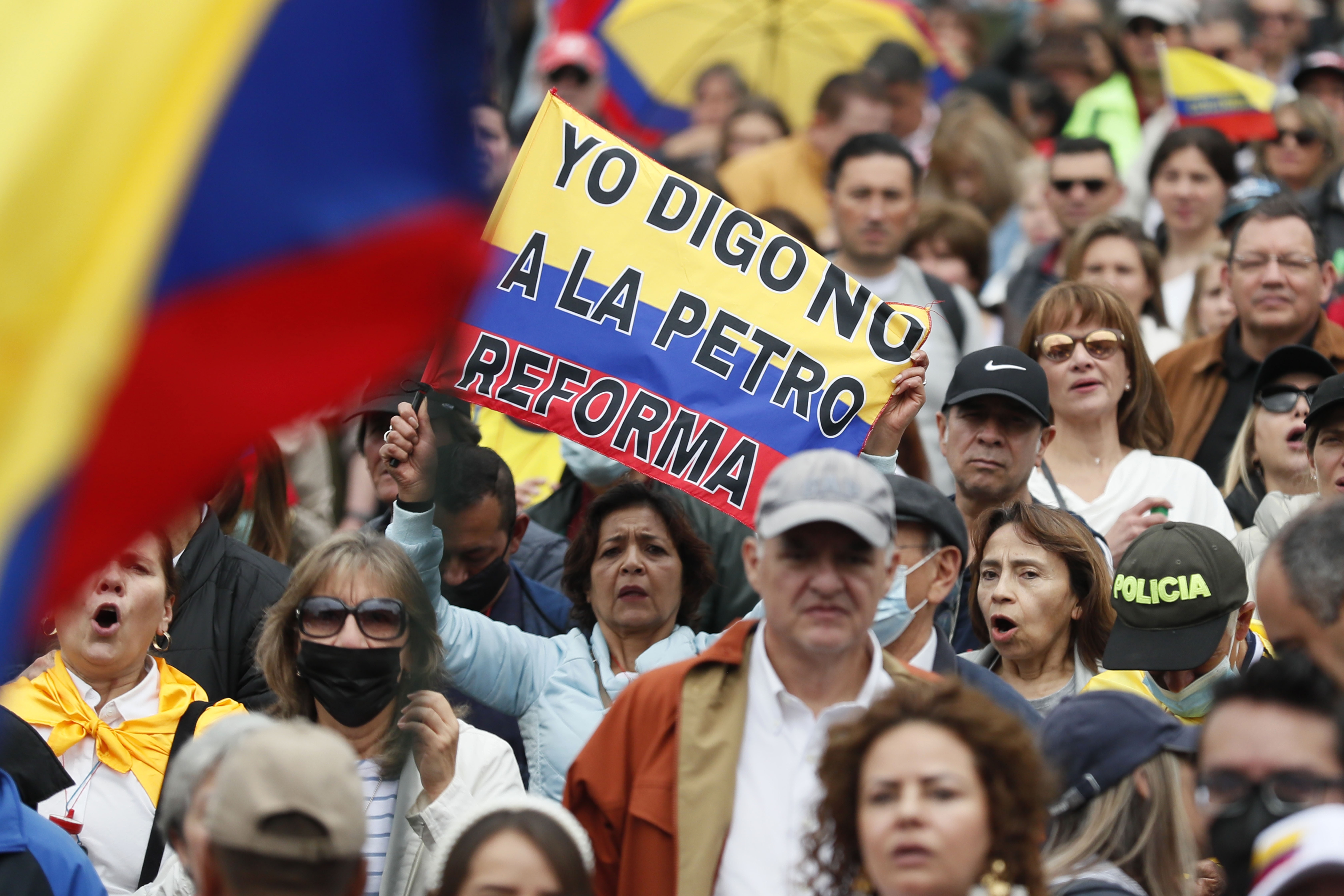 BOG400. BOGOTÁ (COLOMBIA), 29/10/2022.- Personas participan hoy de una jornada de protesta contra el Gobierno de Gustavo Petro, en la Plaza de Bolívar en Bogotá (Colombia). Partidos de la oposición y otros sectores de la sociedad convocaron para este sábado una nueva jornada de manifestación llamada Gran Marcha Nacional, para rechazar las reformas que adelanta el nuevo Gobierno. EFE/Carlos Ortega