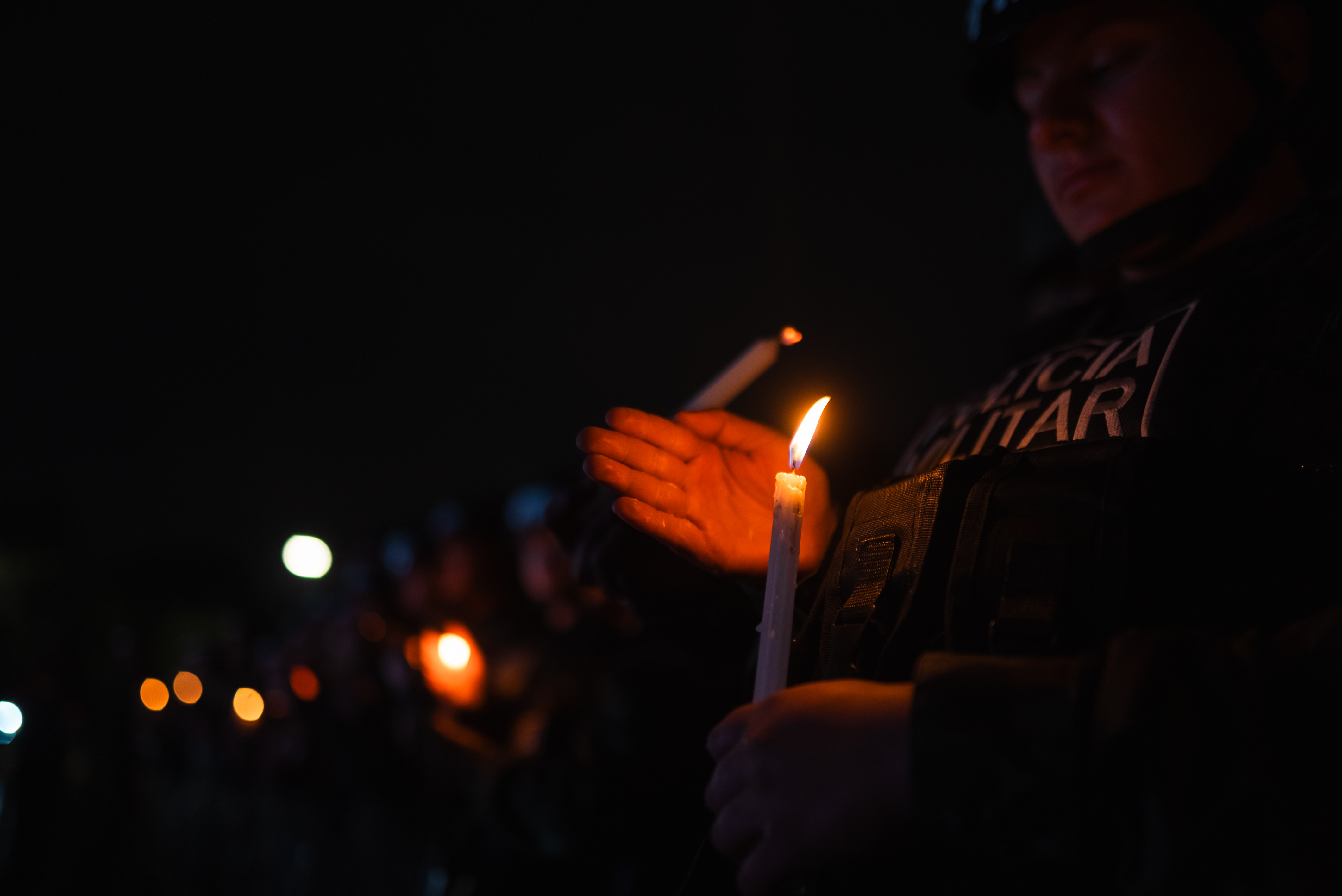 Entre los asistentes se encontraba el grupo de reserva activa del Ejército. Muchos de estos hombres sirvieron por años a la institución y hoy reconocen el esfuerzo de los soldados que perdieron la vida en la tragedia. “Es doloroso para nosotros como reserva ver cómo, de pronto, por fallas mecánicas o fallas humanas, no sabemos, todos estos hijos de la patria fallecen de una manera tan cruel”, señaló el sargento viceprimero Máximo Cruz.