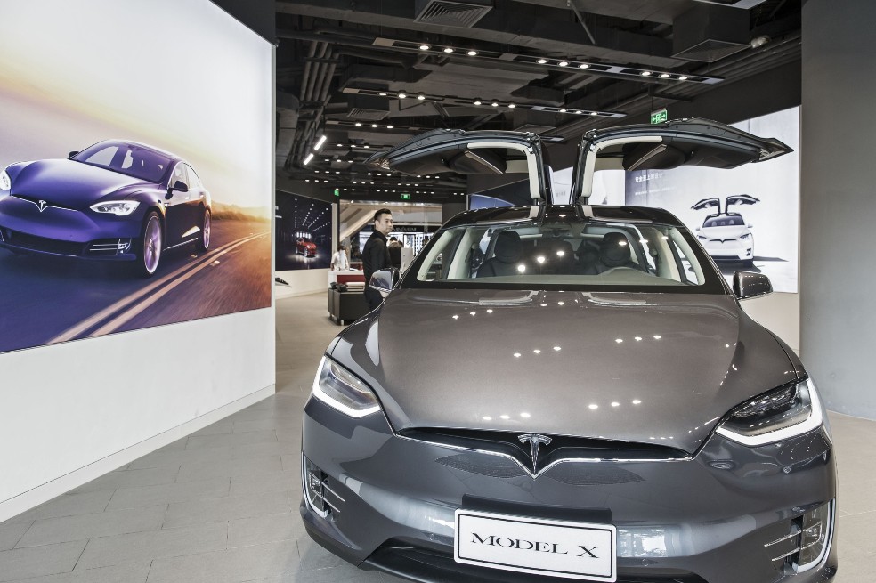 ¿Es buen negocio comprar un Tesla con bitcoines?
