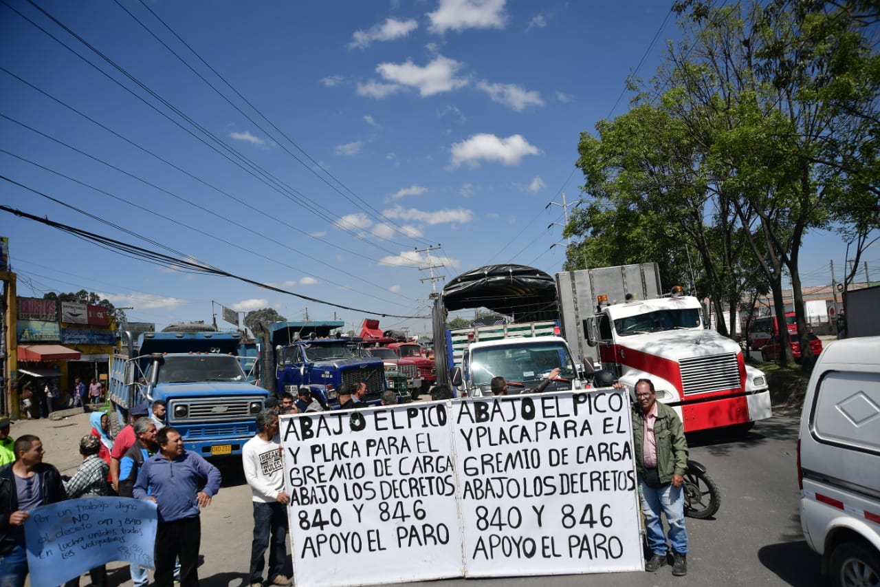 Camioneros mantienen bloqueos en principales vías de Bogotá