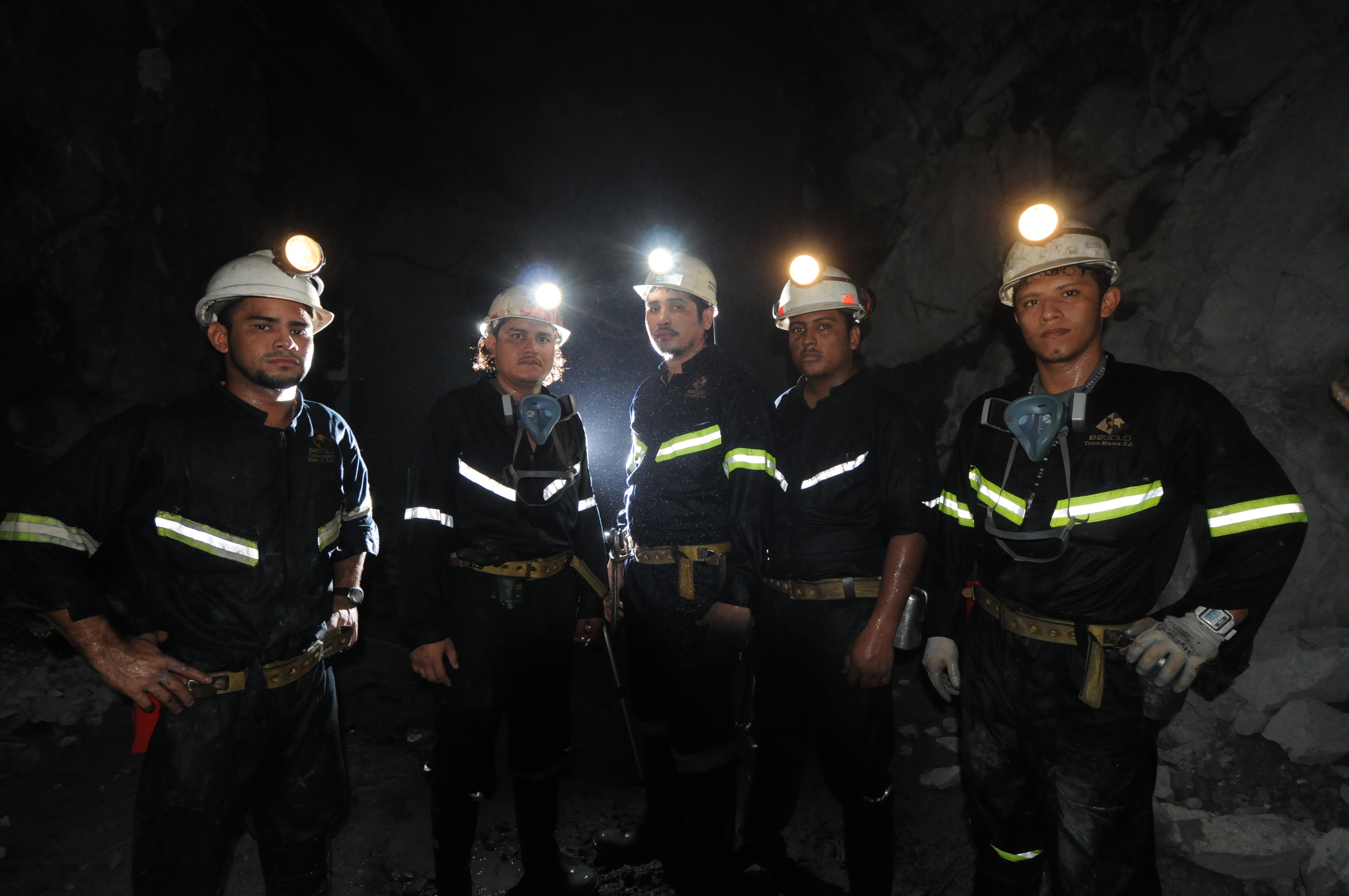 Trabajadores de la empresa B2Gold, que fue comprada por la transnacional Calibre.