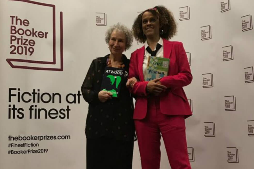 Las autoras Margaret Atwood (izquierda) y Bernardine Evaristo (derecha) tras recibir el Booker Prize por "The testaments" y "Girl, Woman, Other", respectivamente.  / Tomada de Twitter @The Booker Prizer