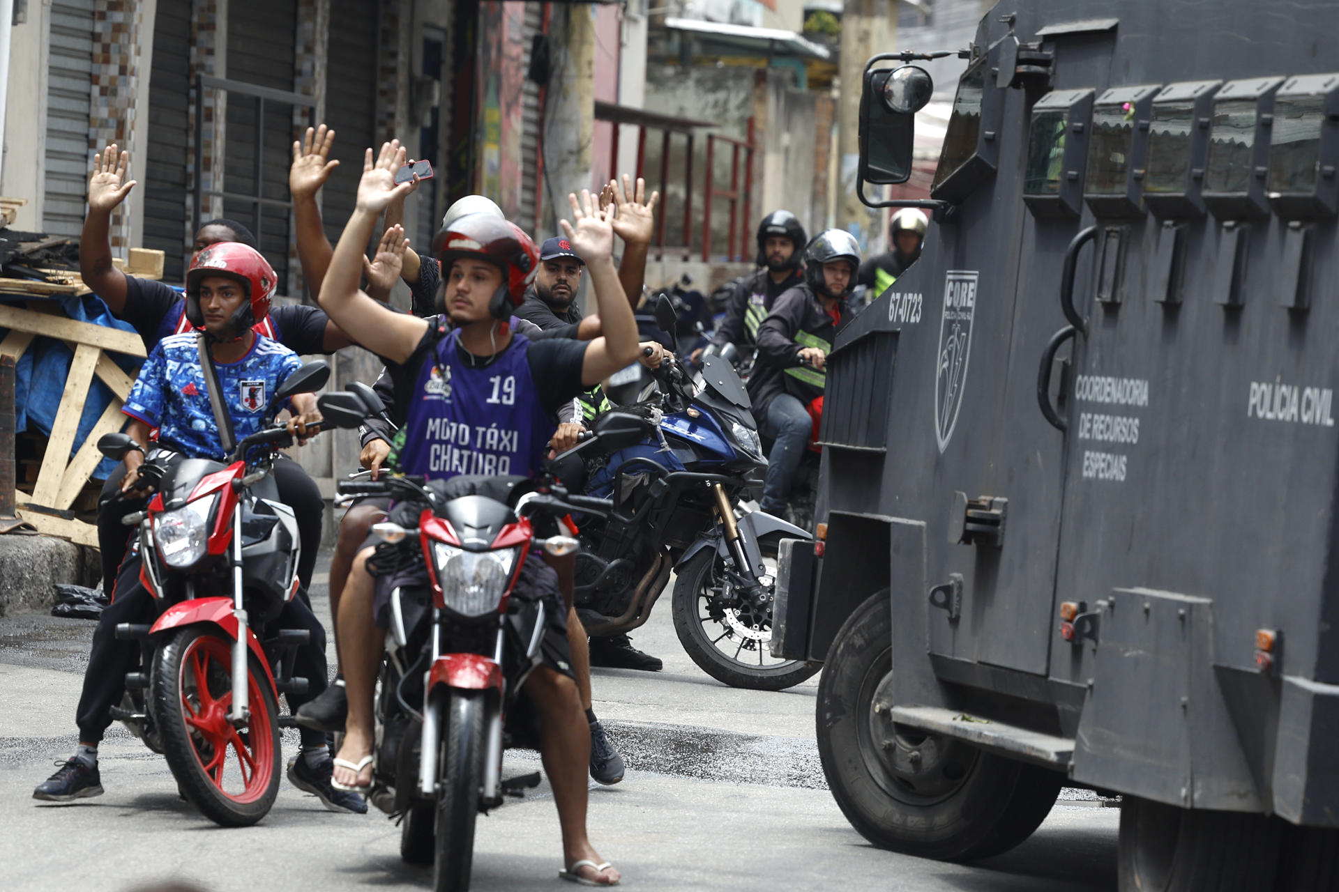AME2687. RÍO DE JANEIRO (BRASIL), 28/10/2025.- Personas reaccionan durante un operativo de la Policía d Río de Janeiro este martes, en Río de Janeiro (Brasil). La policía lanzó una gran operación en dos favelas con el objetivo de arrestar a los cabecillas del Comando Vermelho, la mayor facción criminal de la ciudad brasileña, y de frenar su expansión territorial. EFE/ Antonio Lacerda