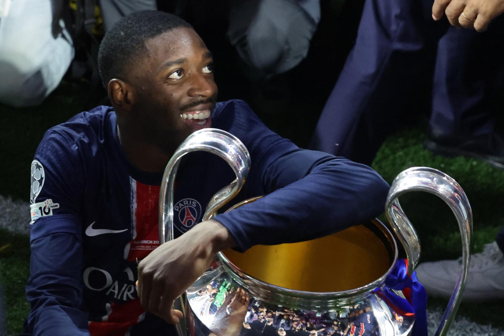 Munich (Germany), 31/05/2025.- Ousmane Dembele of PSG celebrates with the trophy after winning the UEFA Champions League final between Paris Saint-Germain and Internazionale Milano, in Munich, Germany 31 May 2025. (Liga de Campeones, Alemania) EFE/EPA/CHRISTOPHER NEUNDORF
