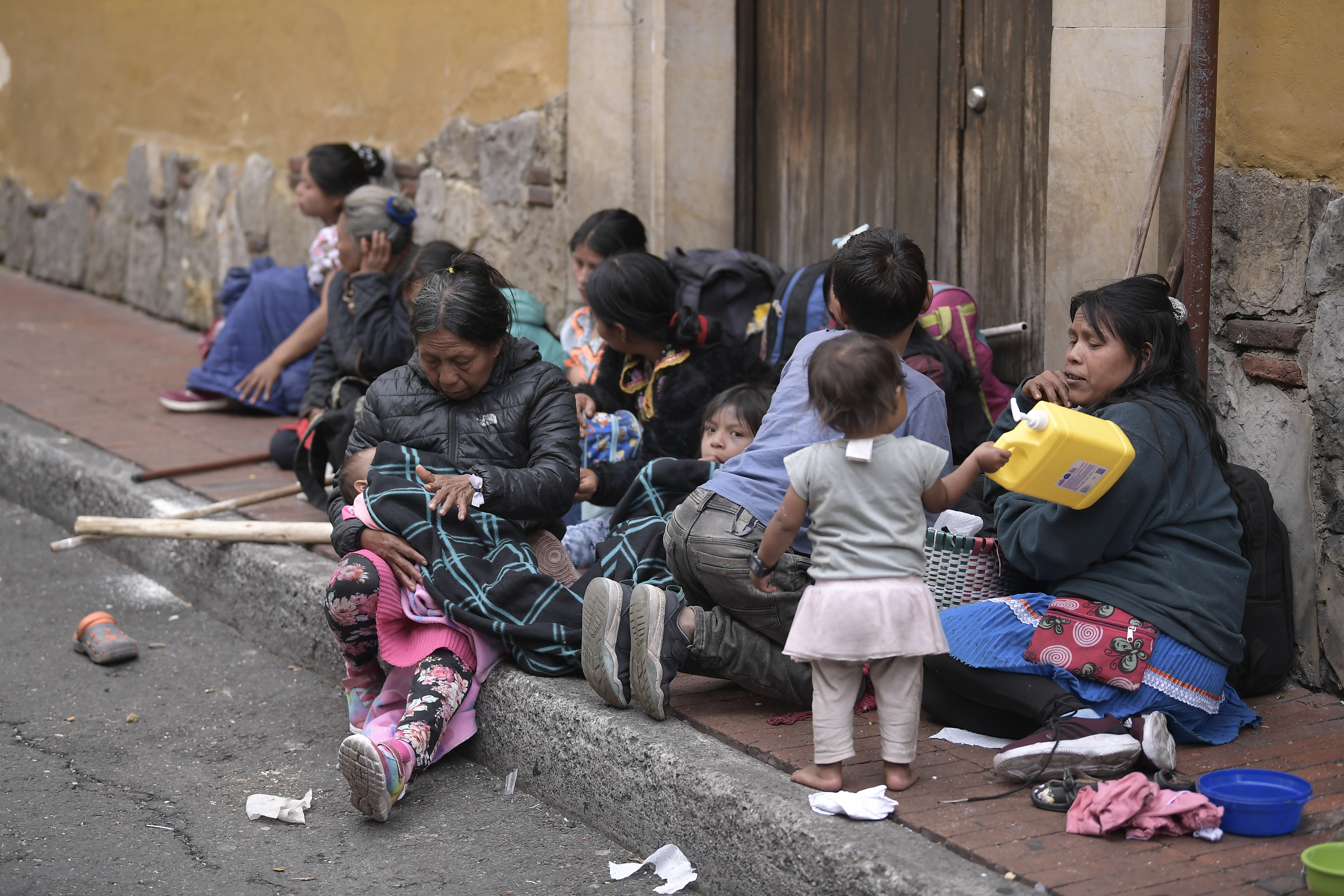 Desde el día de ayer decenas de indígenas Embera permanecen frente al Ministerio de Vivienda en el centro de Bogotá, donde le exigen al Gobierno Nacional que les garantice el retorno a sus territorios y una vivienda digna.
