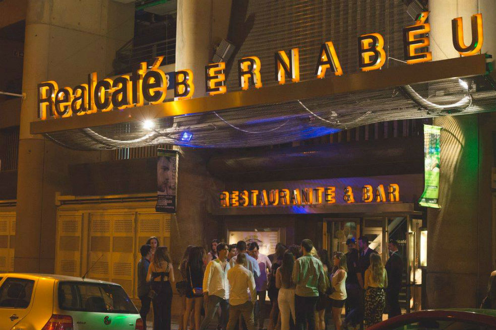 Real Café tiene un local en el mismo estadio Santiago Bernabéu y otro en Dubái desde 2014. /Foto: Tomada de Facebook.com/RealCafeBernabeu