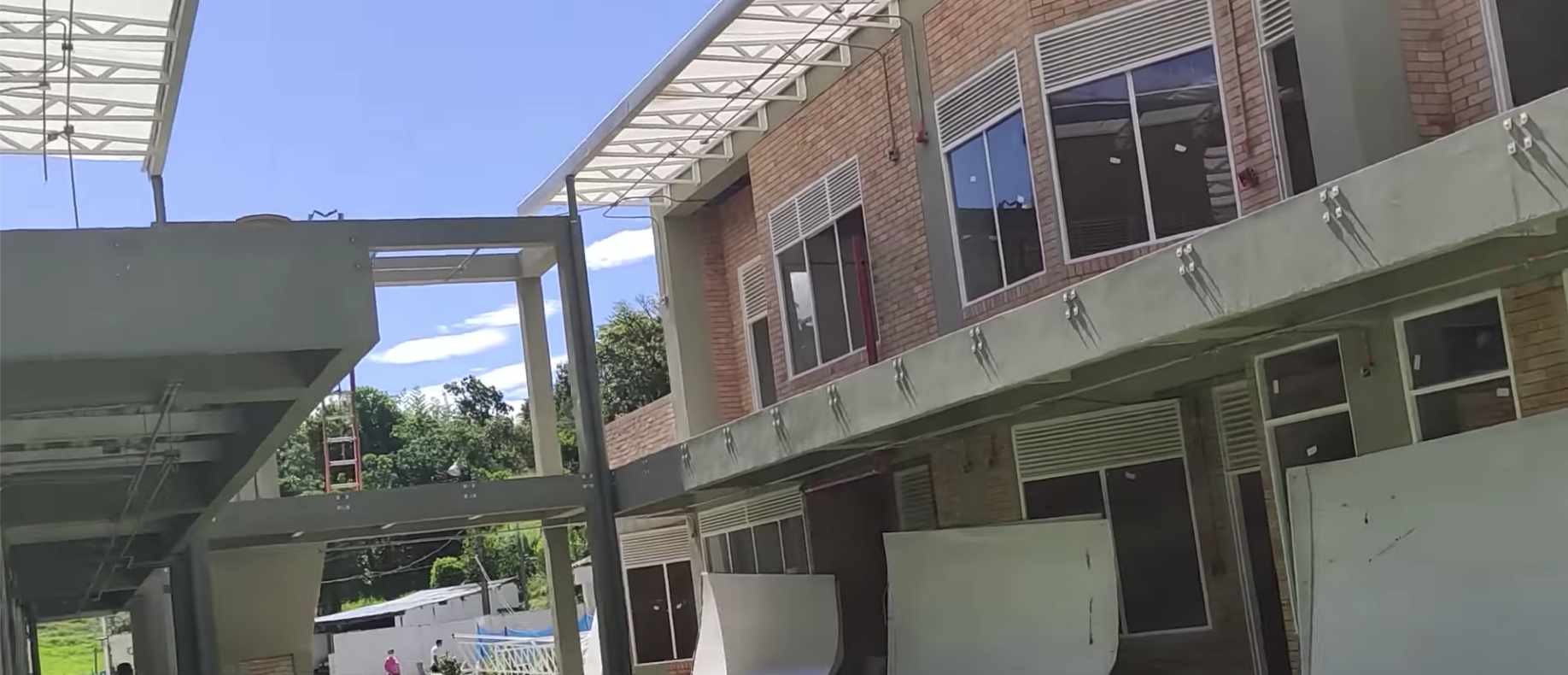 Sin puertas y ventanas se quedó un colegio en Santander por deuda con contratista