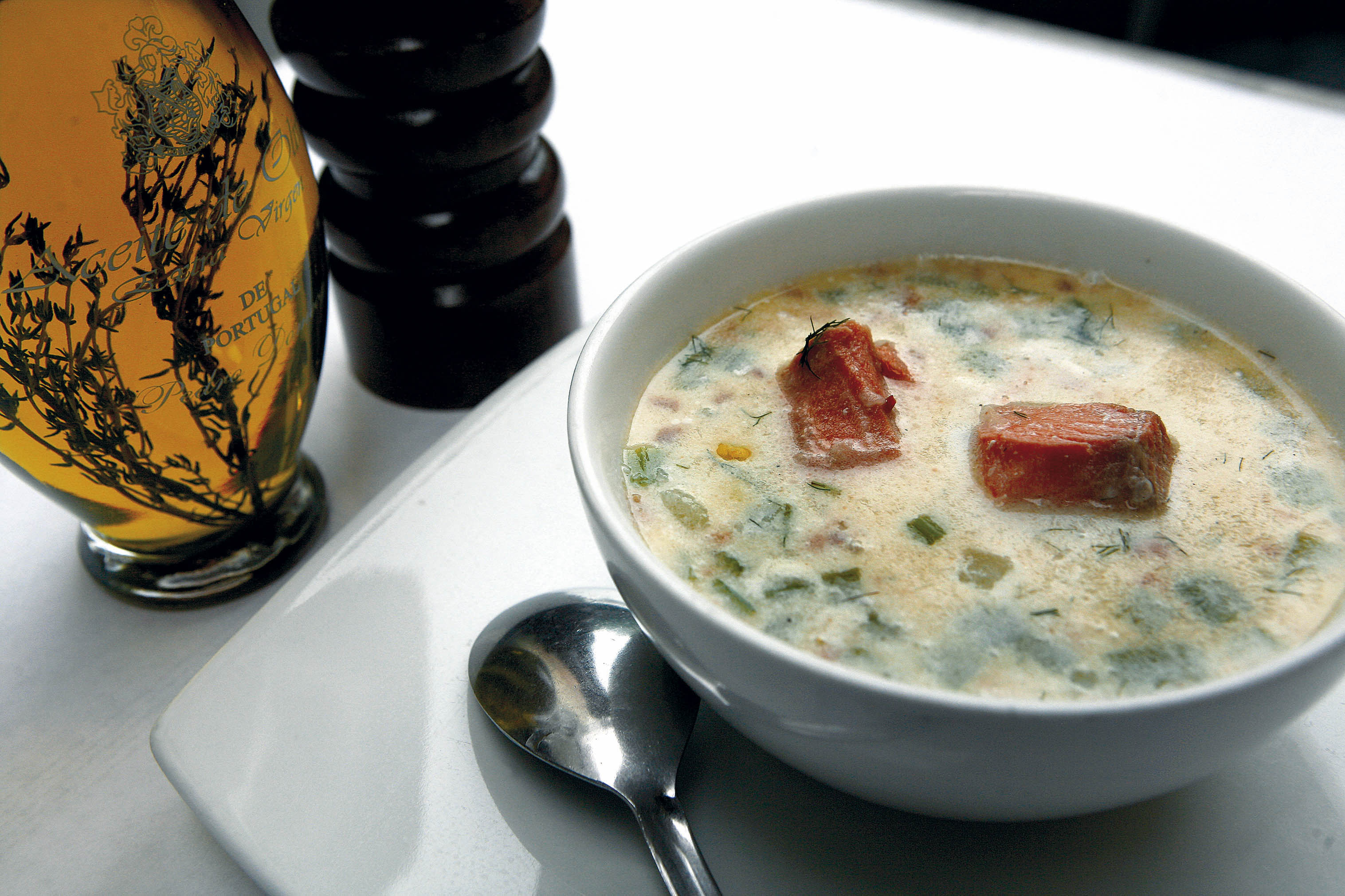 Sopa de salmón con papa y maíz
