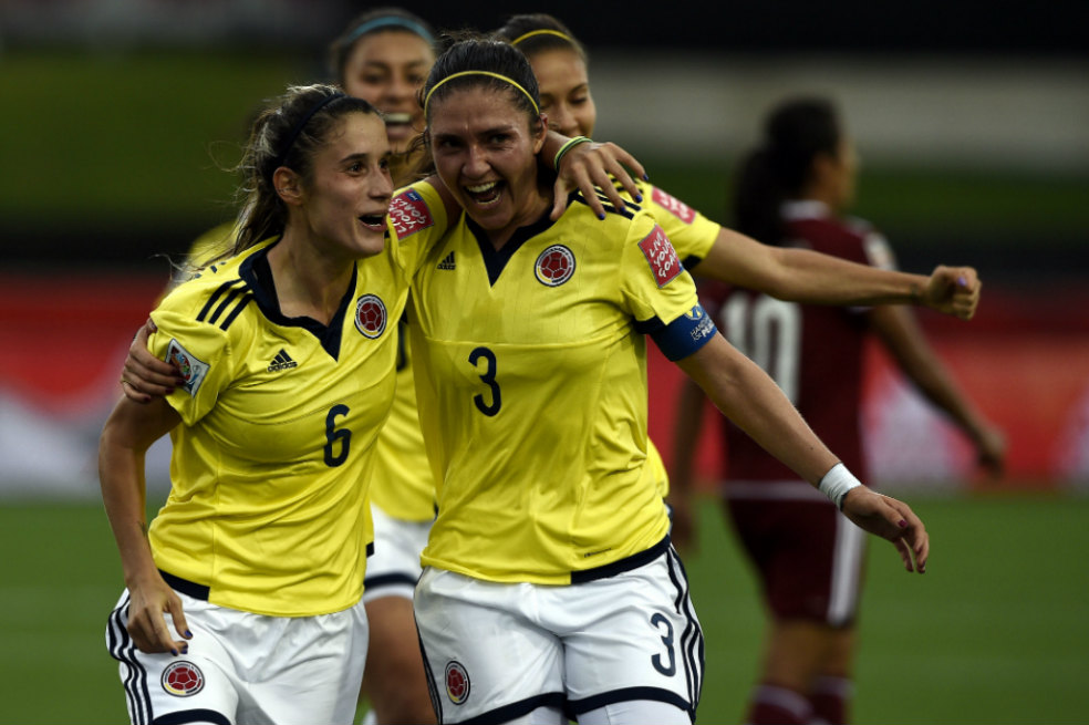 Daniela Montoya (izquierda) marcó el primer gol de la historia de Colombia en los mundiales de fútbol femenino. / AFP