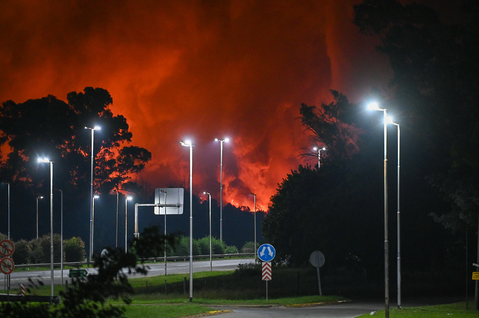 AME9256. EZEIZA (ARGENTINA), 14/11/2025.- Fotografía donde se ve una nube humo tras una explosión este viernes, en una fábrica en el área industrial de Ezeiza, a unos 36 km de Buenos Aires (Argentina). EFE/ STR