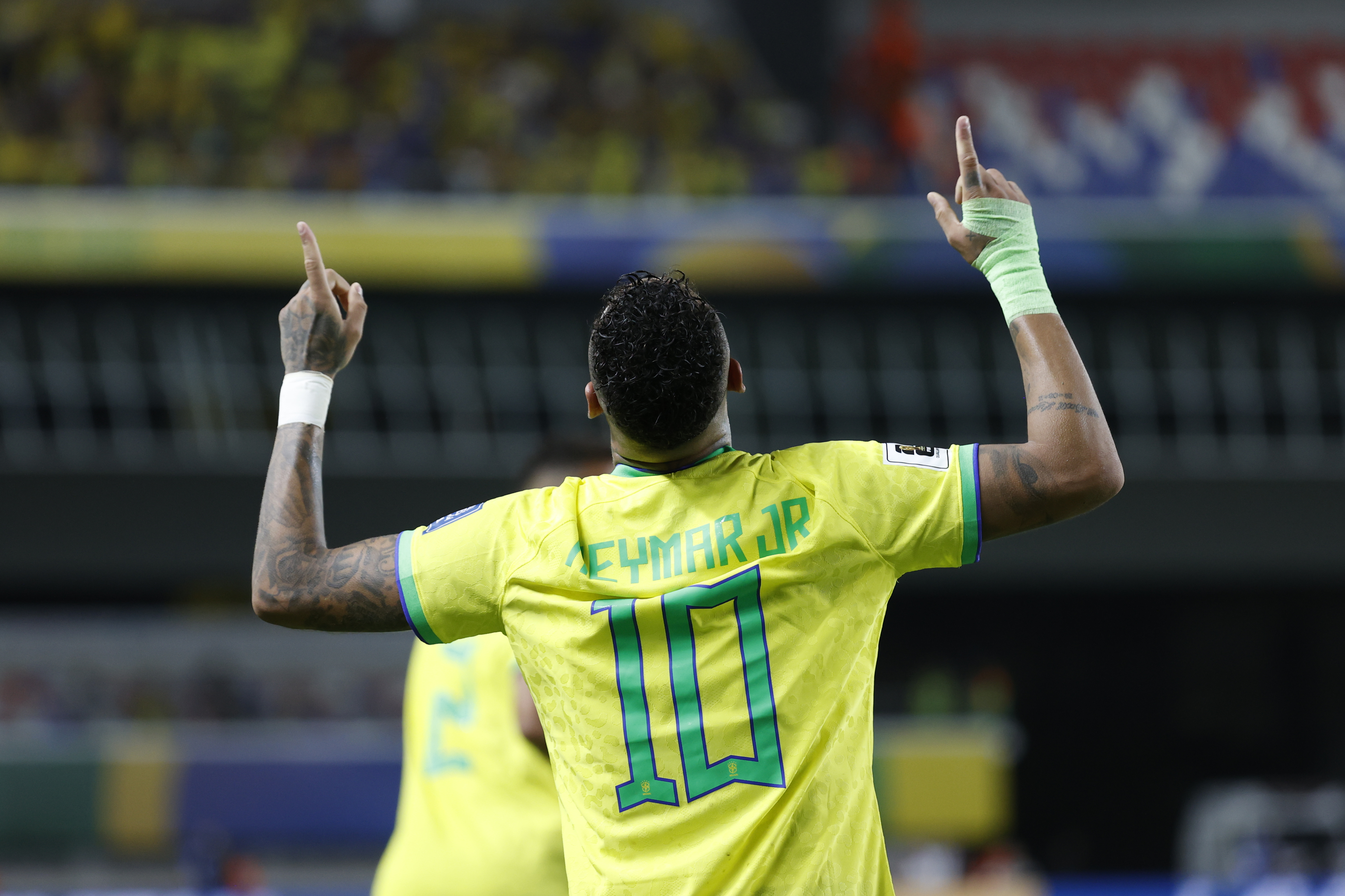 Neymar superó a Pelé como máximo goleador de la selección de Brasil