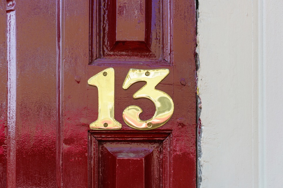 ¿Te persigue el número 13? Este es el significado de verlo en todo lado