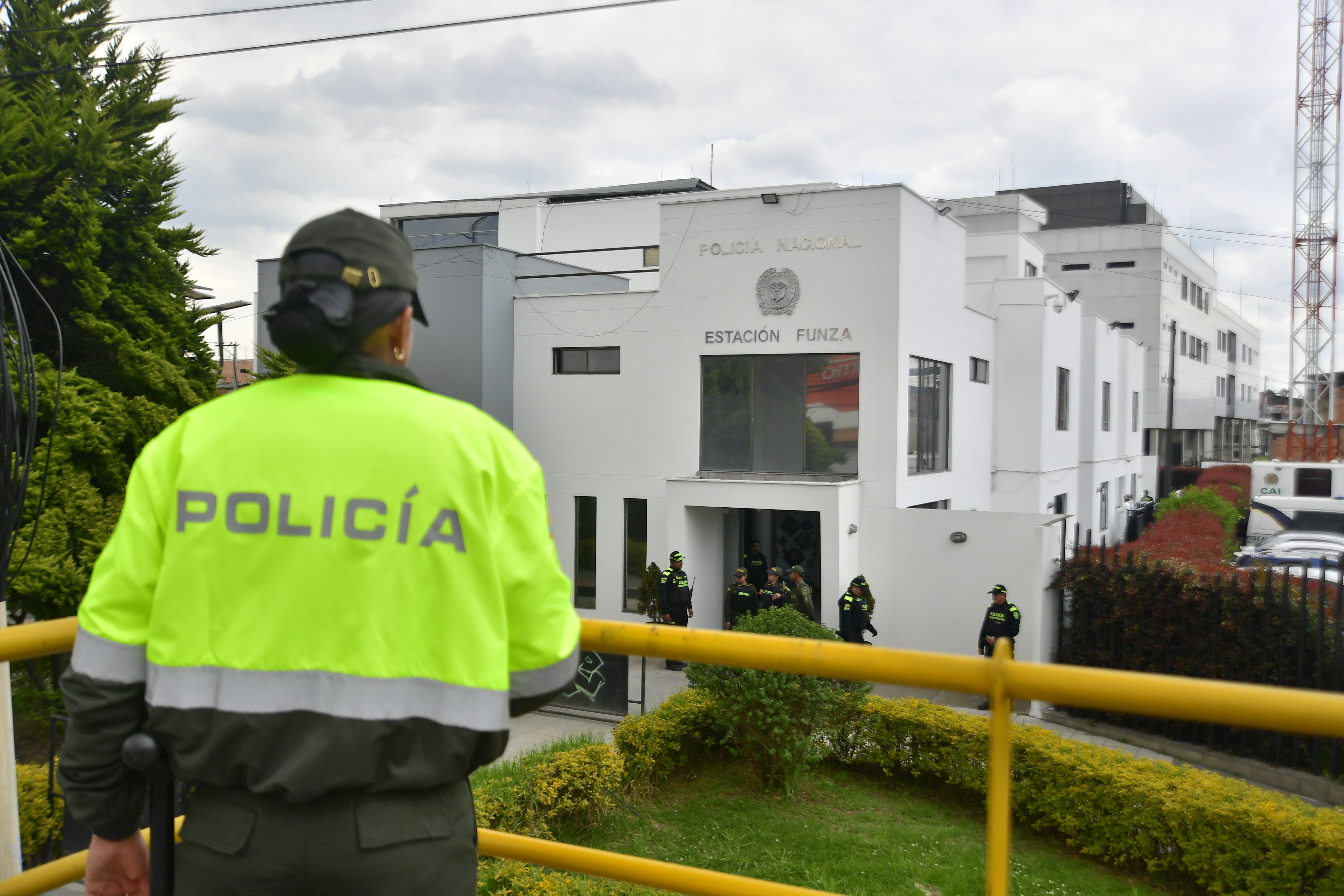 Asciende a ocho el número de víctimas por incendio en estación de Policía en Funza