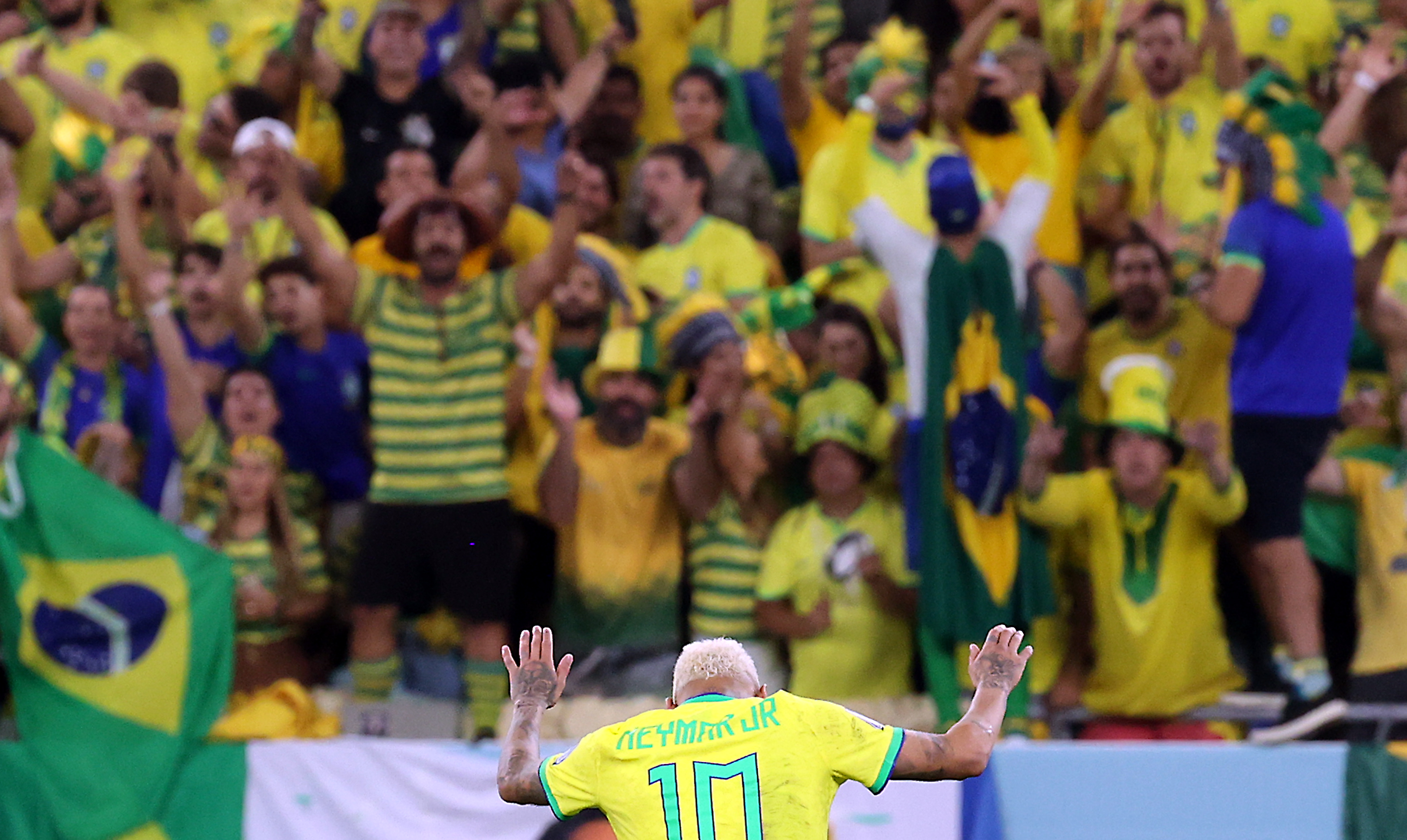 Doha (Qatar), 05/12/2022.- Neymar of Brazil reacts with fans after the FIFA World Cup 2022 round of 16 soccer match between Brazil and South Korea at Stadium 974 in Doha, Qatar, 05 December 2022. (Mundial de Fútbol, Brasil, Corea del Sur, Catar) EFE/EPA/Abedin Taherkenareh