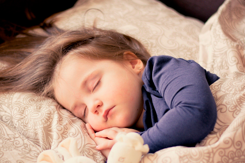 ¿Por qué un niño se orina en la cama de noche?