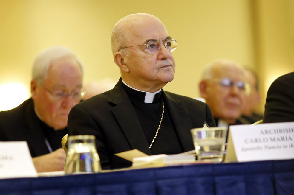 Exarzobispo acusa al Papa de encubrir delitos sexuales