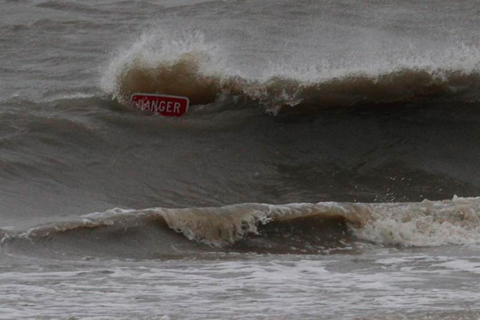 «Isaac» toca tierra en Luisiana con lluvias y fuertes vientos