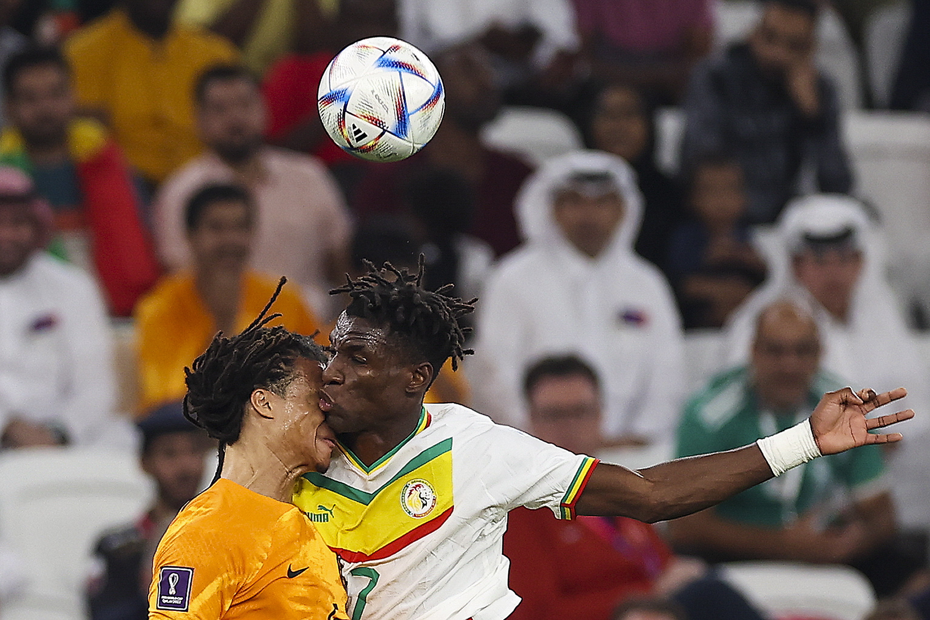 Doha (Qatar), 21/11/2022.- Nicolas Jackson (R) of Senegal in action against Nathan Ake of the Netherlands during the FIFA World Cup 2022 group A match between Senegal and The Netherlands at Al Thumama Stadium, in Al Thumama, Qatar, 21 November 2022. (Mundial de Fútbol, Países Bajos; Holanda, Catar) EFE/EPA/JOSE SENA GOULAO PORTUGAL OUT