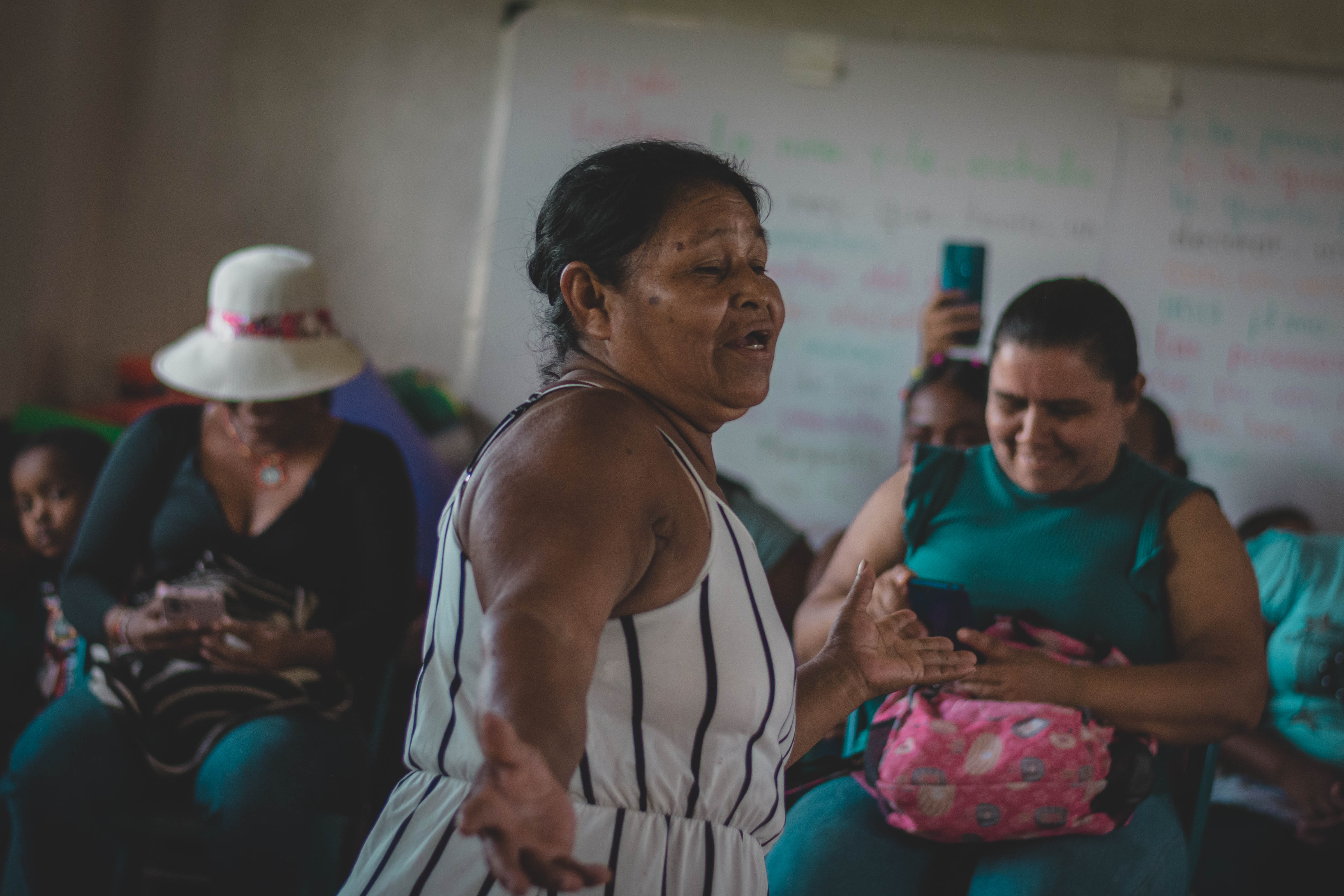 Uno de los roles más importantes de las mujeres en la comunidad afro ha sido el de apoyar los partos. Aquí, una mujer que conoce bien de la partería representa cómo es el momento en que las mujeres dan a luz.