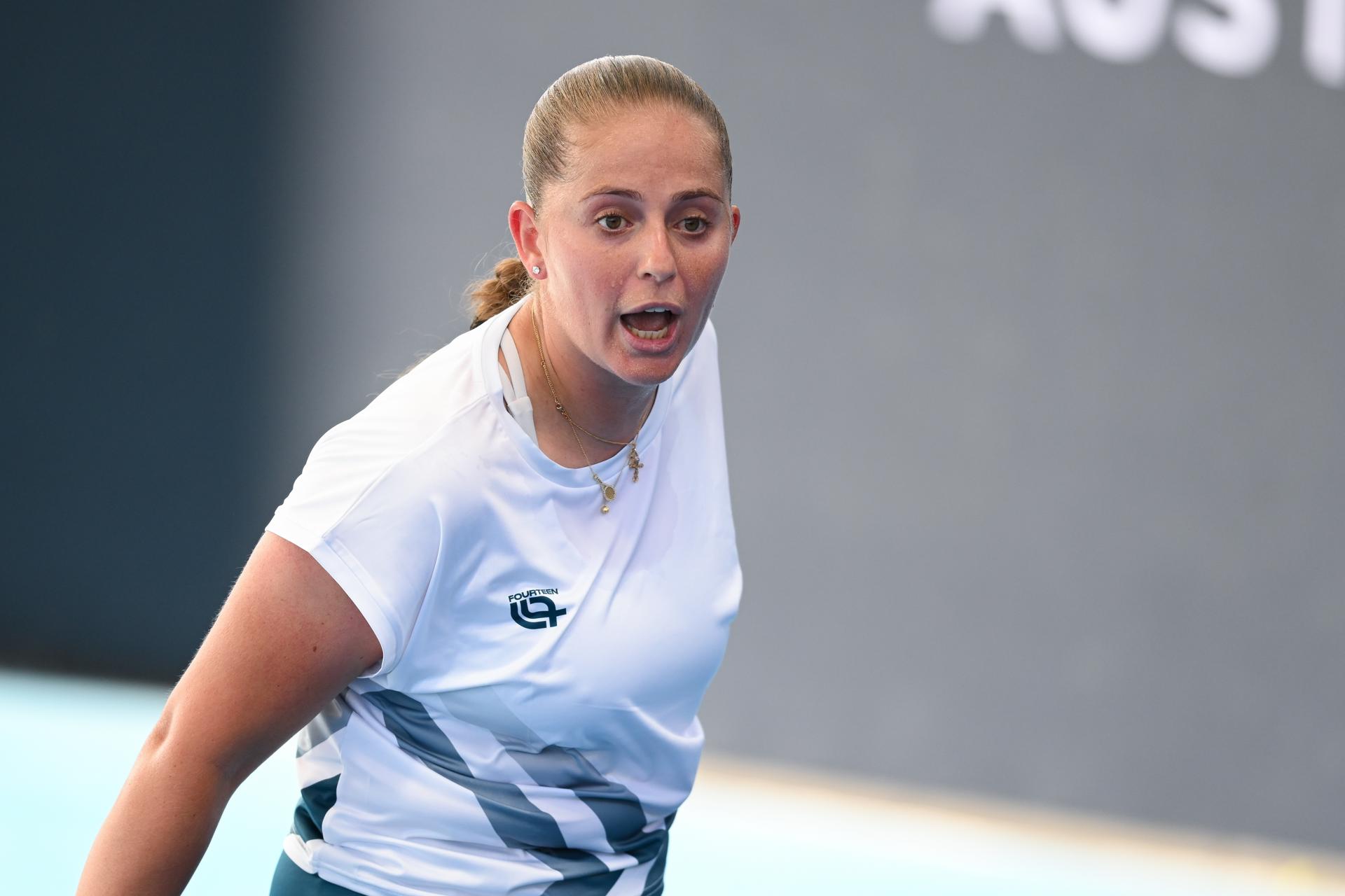 BRISBANE (Australia), 06/01/2026.- Jeļena Ostapenko of Latvia reacts while in action against Sorana Cirstea of Romania during day three of the Brisbane International tennis tournament at Pat Rafter Arena in Brisbane, Australia, 06 January 2026. (Tenis, Letonia, Rumanía) EFE/EPA/ZAIN MOHAMMED AUSTRALIA AND NEW ZEALAND OUT