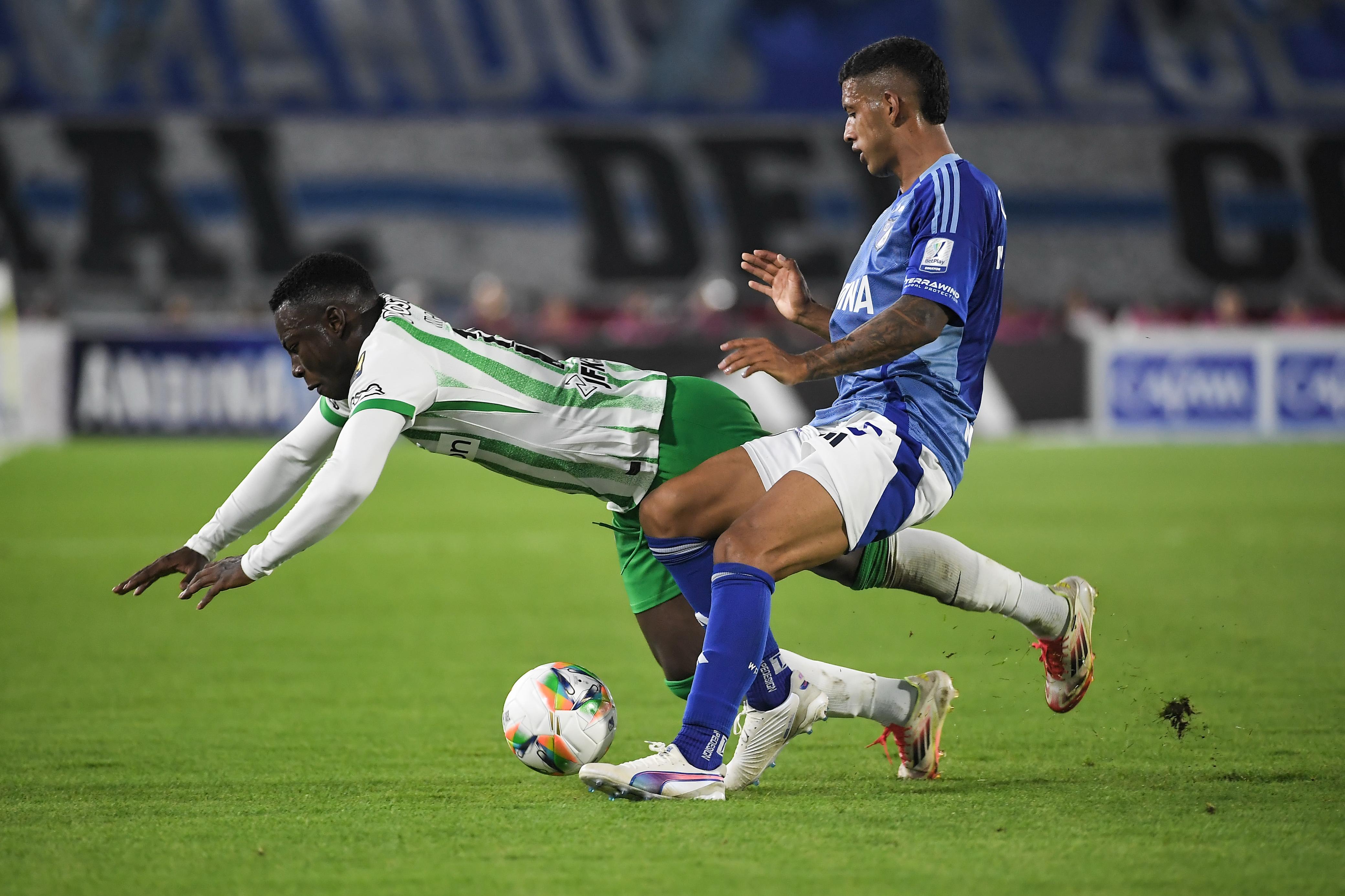 El extremo vallecaucano Marino Hinestroza fue uno de los jugadores más incisivos de Nacional en el duelo contra Millonarios. Nicolás Arévalo, de Millonarios, lo marca en esta acción.