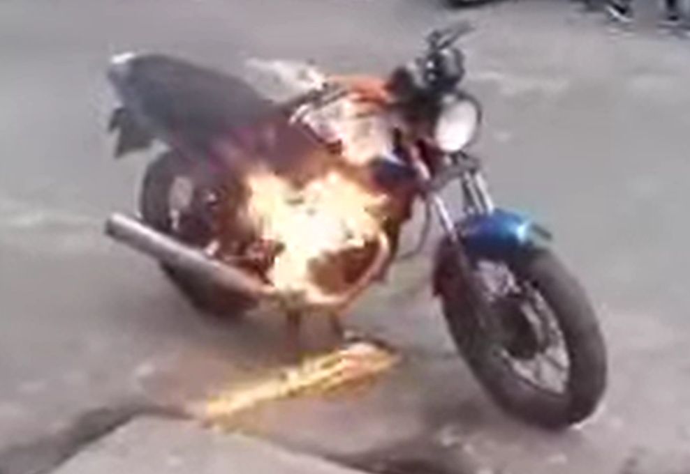 Motociclista quemó su moto para evitar que fuera inmovilizada en Bucaramanga