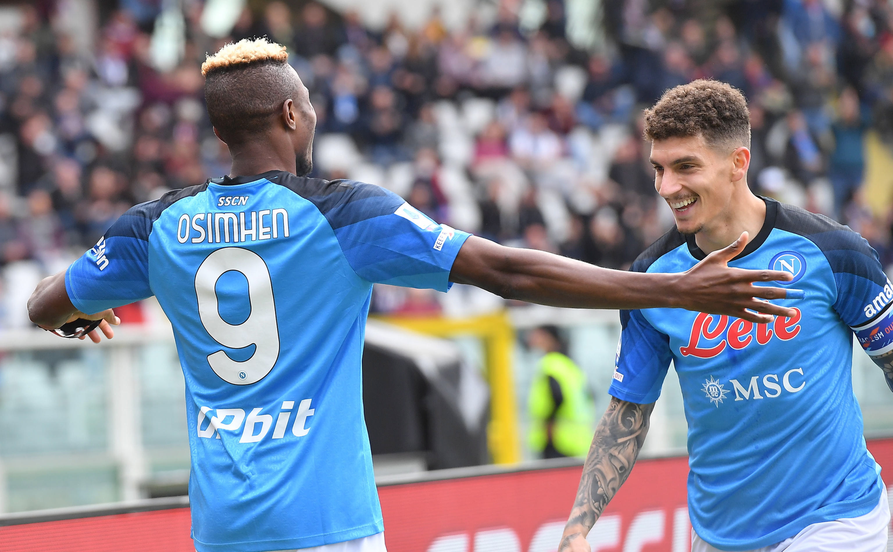 Con Osimhen como protagonista, Napoli volvió a ganar y está más cerca del Scudetto