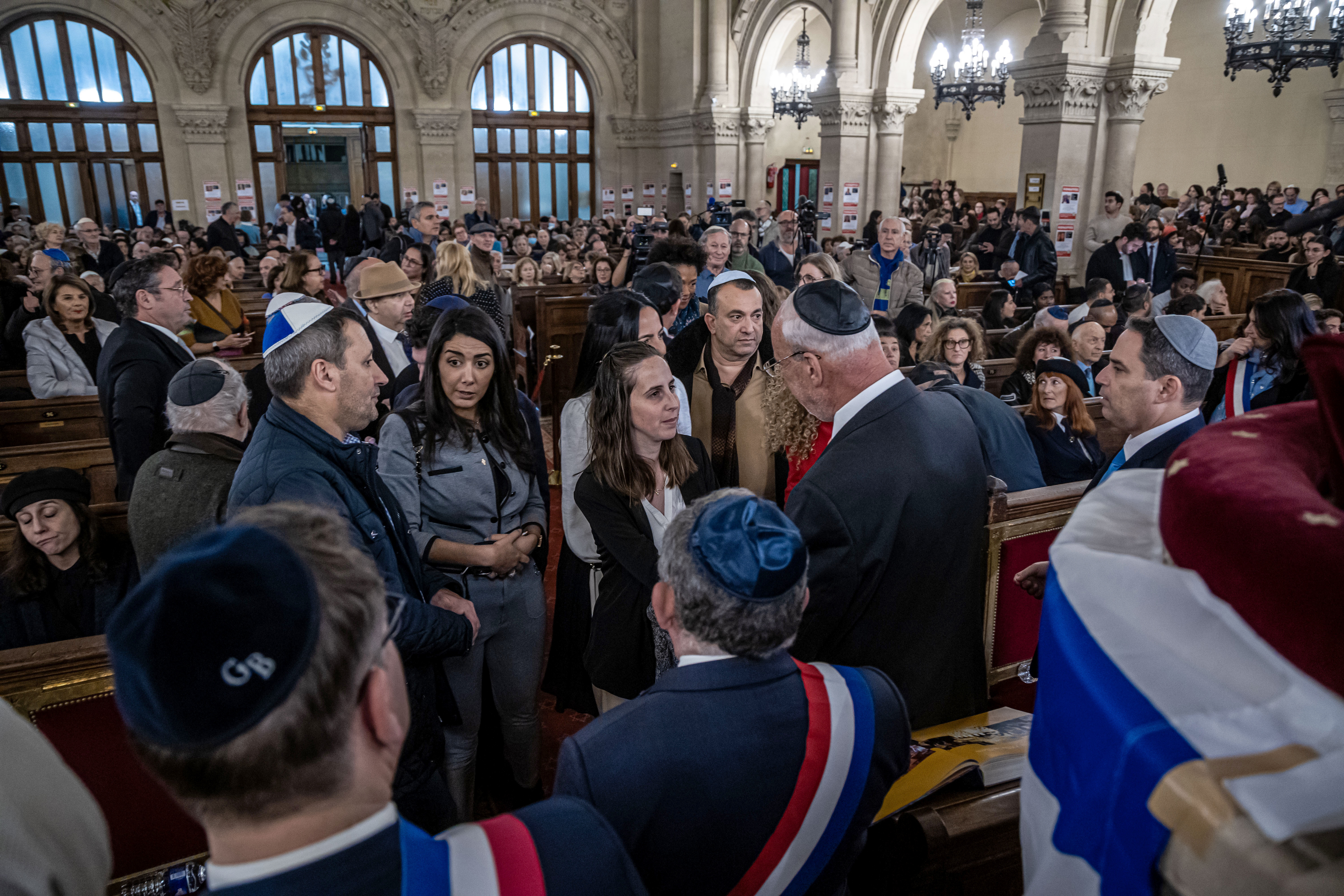 Paris (France), 31/10/2023.- Members of the Jewish community welcome the families of hostages held by the Hamas group during an event of support for their release and support their families after the Palestinian movement's attacks on 07 October against Israel, at the Paris 'De la Victoire' Grande Synagogue in Paris, France, 31 October 2023. According to the Israel Defence Forces (IDF), as of 31 October at least 240 people were being held hostage by Hamas in Gaza following the militant group's 07 October attack from the Gaza Strip into Israel. (Francia) EFE/EPA/CHRISTOPHE PETIT TESSON