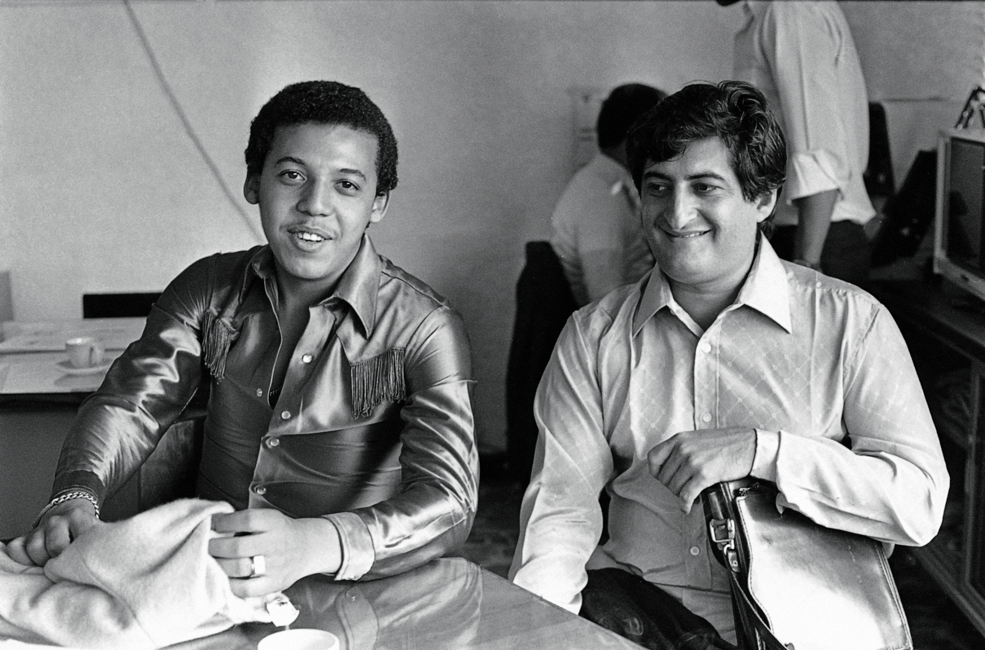 A lo largo de su carrera Jorge Oñate hizo pareja con reconocidos acordeonistas como Miguel López, Emiliano Zuleta, Nicolás "Colacho" Mendoza, Juancho Rois, Álvaro López, Gonzalo "Cocha" Molina, Julián Rojas y Cristian Camilo Peña, la mayoría de ellos ganadores del Festival de la Leyenda Vallenata.