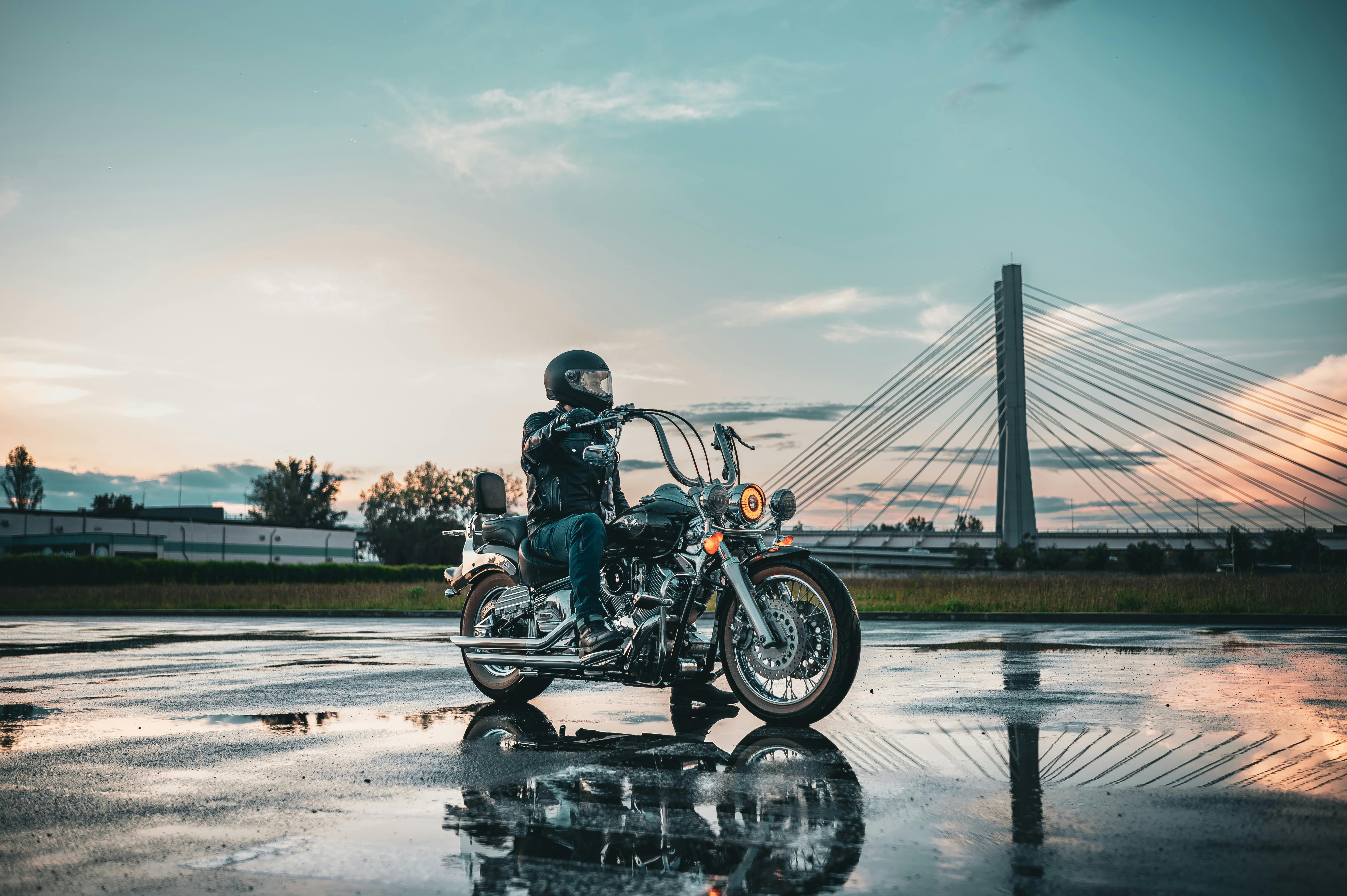Trucos para que el visor del casco de la moto no se empañe cuando llueve