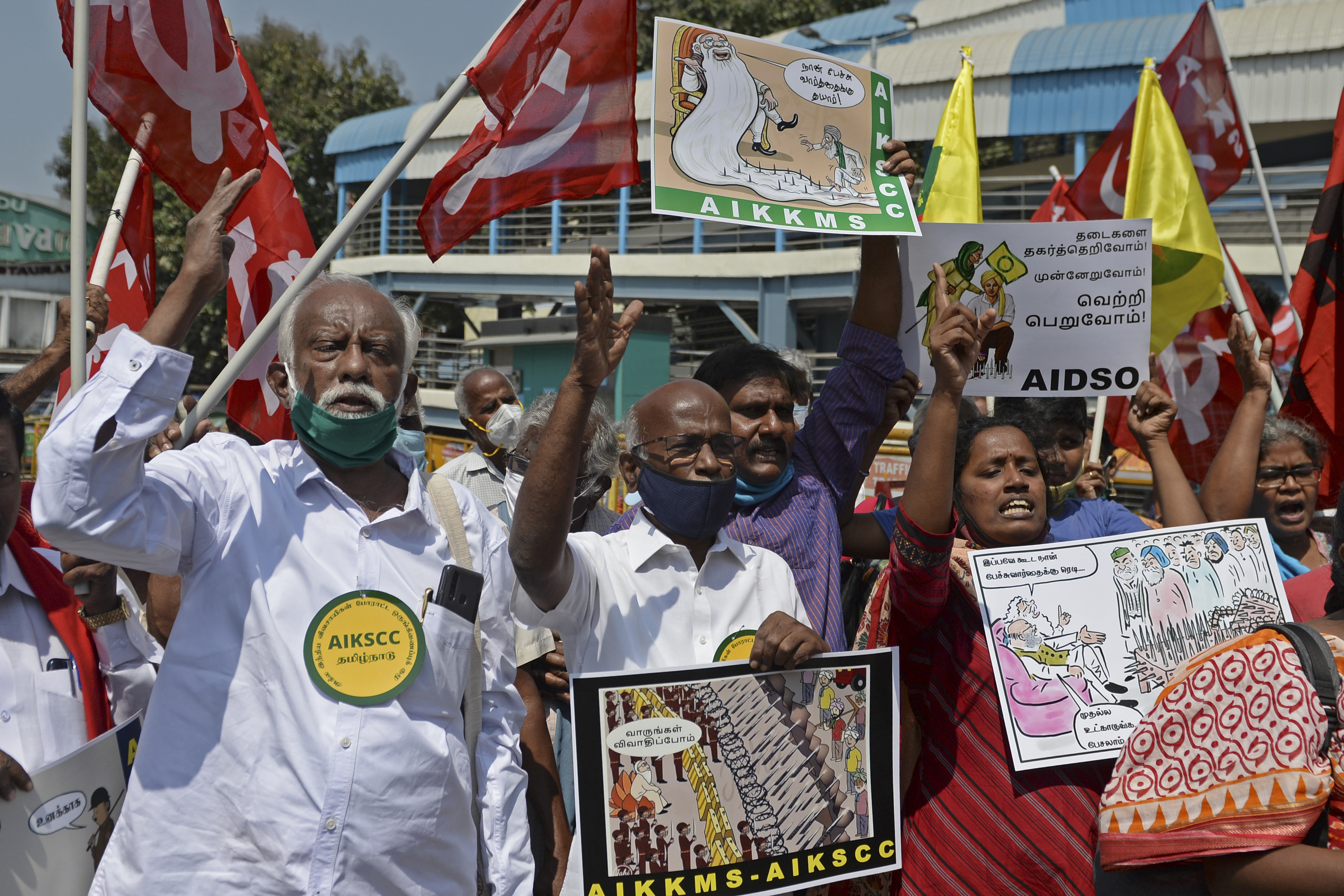 En fotos: protesta campesina en India corta las principales carreteras del país